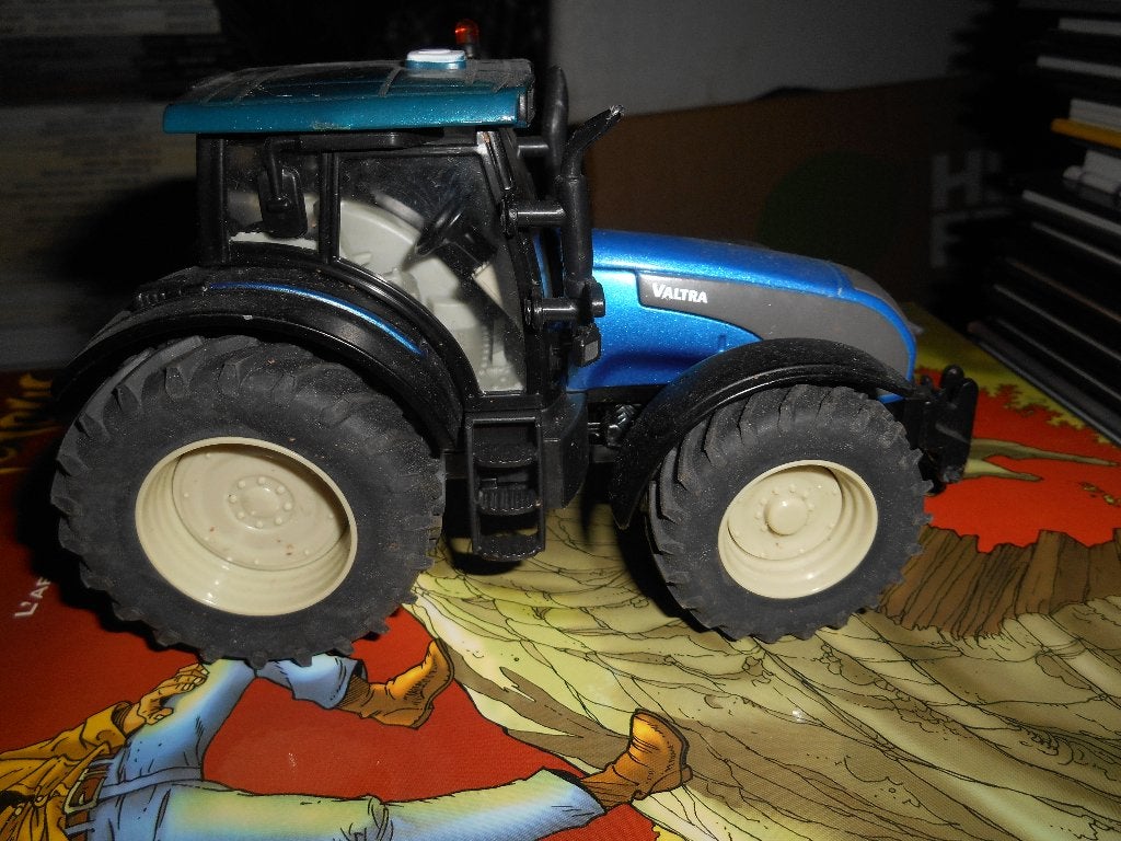 SIKU 1/32 Valtra, Hobby & Loisirs créatifs, Enlèvement ou Envoi, SIKU