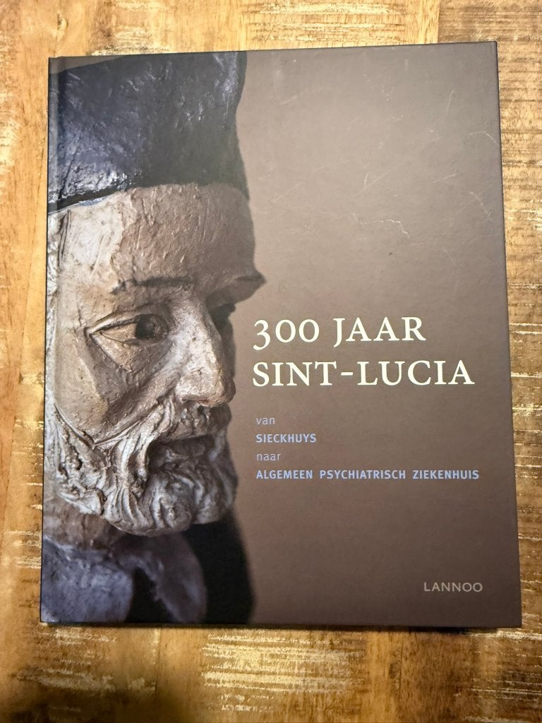 300 jaar Sint-Lucia van Sieckhuys naar Alg. Psychiatrisch, Ophalen of Verzenden, Zo goed als nieuw, Maatschappij en Samenleving