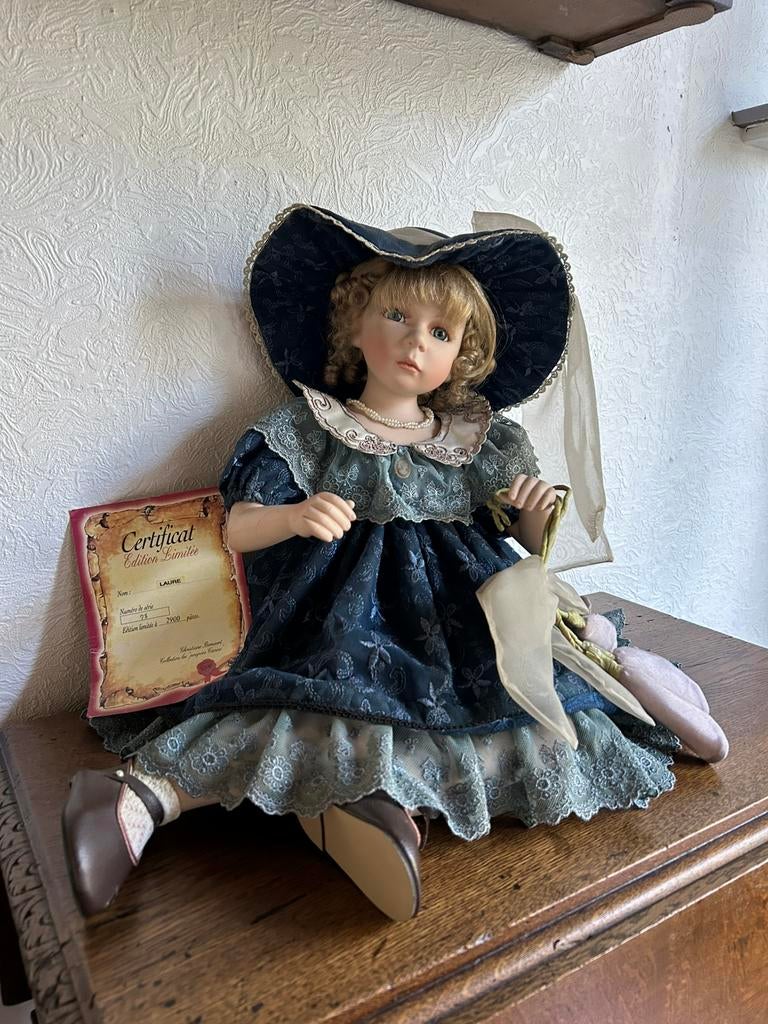 Porseleinen pop 36cm + certificaat ‘Les Poupées Carine’, Verzamelen, Poppen, Ophalen, Zo goed als nieuw, Pop