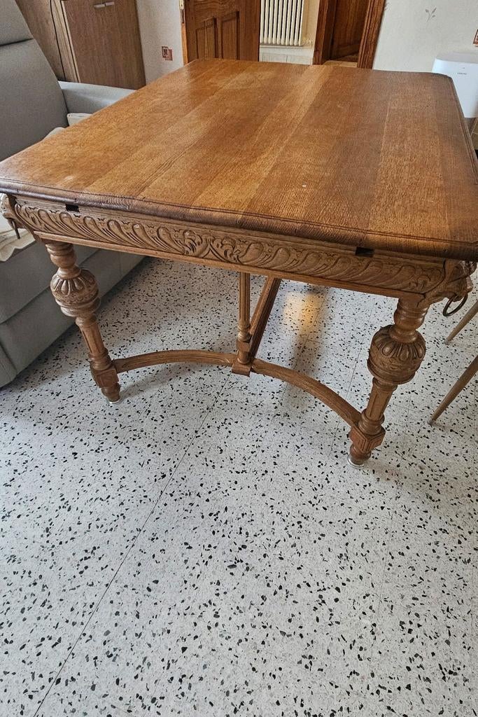 Ancienne table avec têtes de lions, Enlèvement