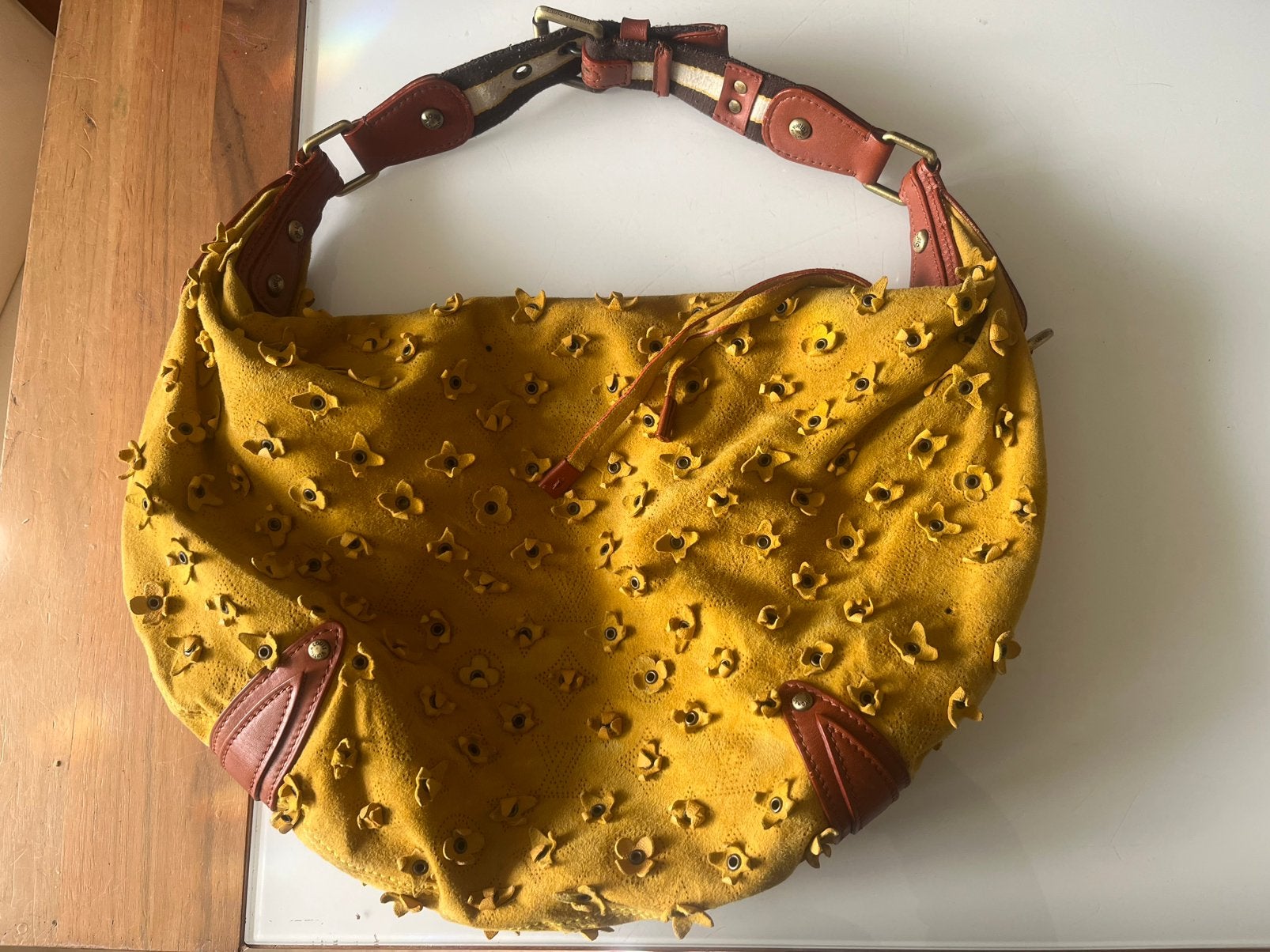 Gele bloementas uit suede, Handtassen en Accessoires, Ophalen of Verzenden, Gebruikt, Geel, Schoudertasje