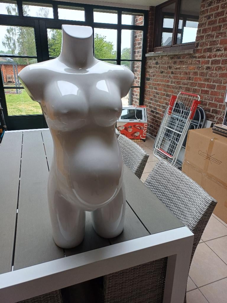 mannequin de grossesse en plastique en excellent état, Hobby & Loisirs créatifs, Enlèvement, Comme neuf, Mannequin