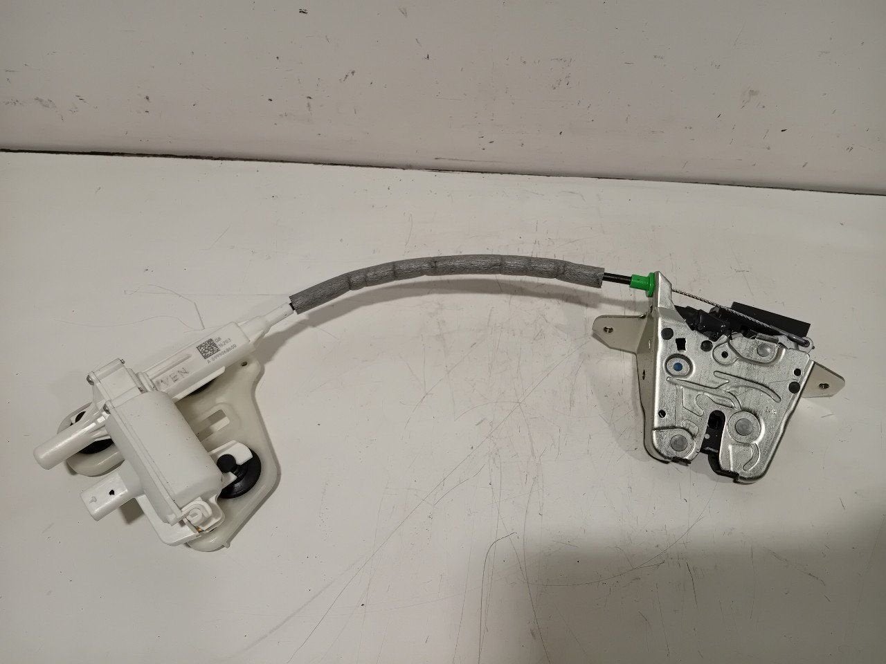 Slot mechaniek kofferdeksel achterklep elektrisch Mercedes-B, Onderdelen@venauto.nl, Van der Ven Autorecycling B.V., Ettenseweg 76, 4706 PB Roosendaal, The Netherlands