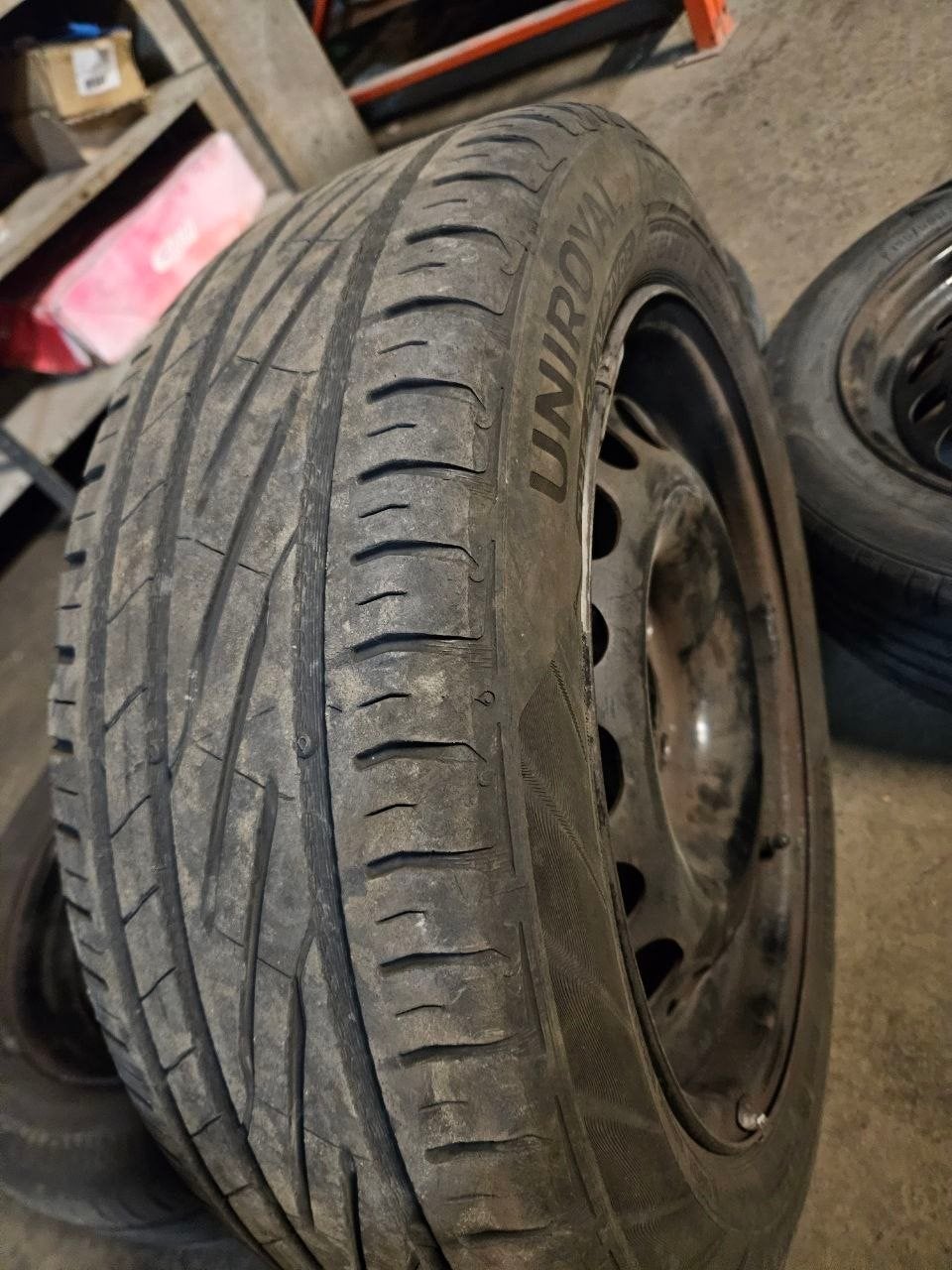 Velgen met banden 195/55R16, Ophalen