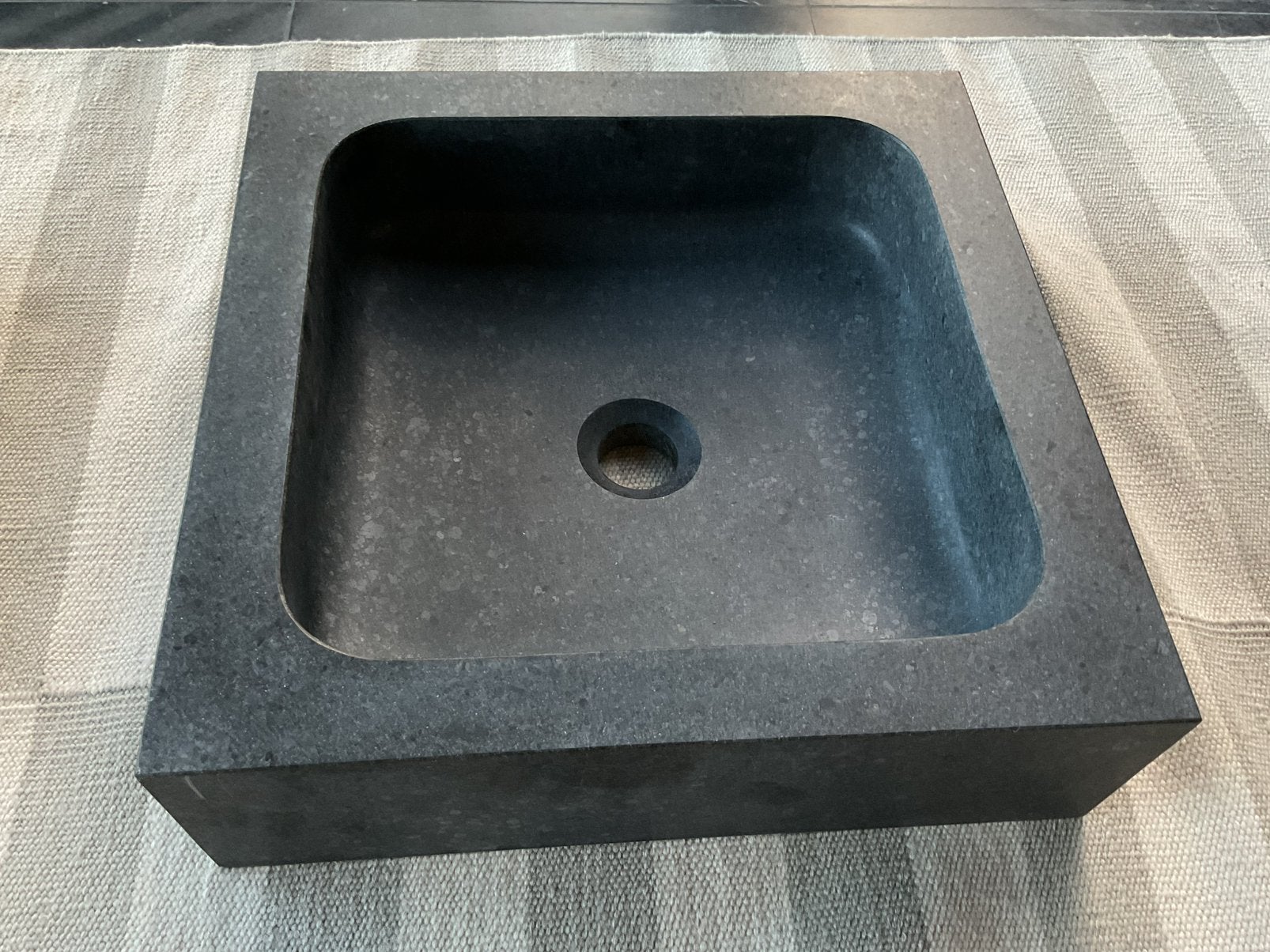 Twee nieuwe massief arduin (gezoet) vierkante wasbakken, Huis en Inrichting, Ophalen, Minder dan 50 cm, Nieuw, Wasbak of Wastafel