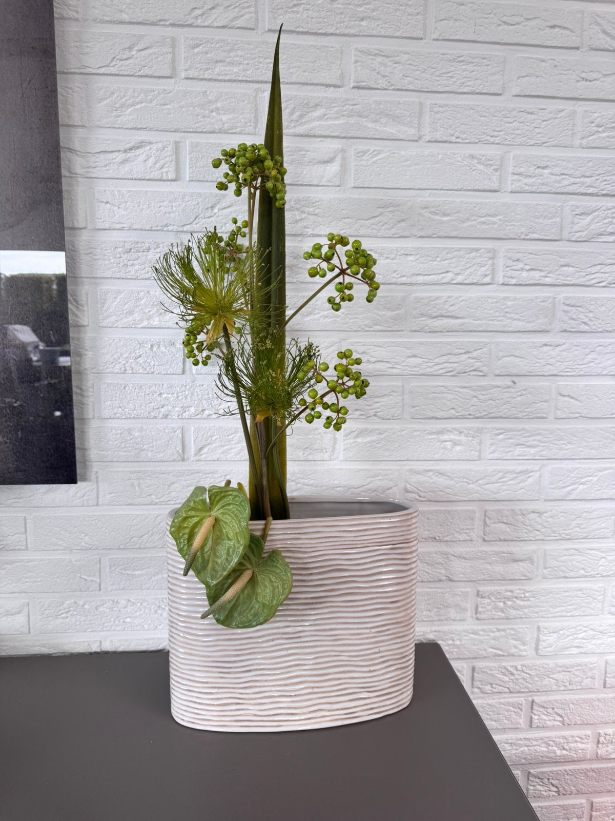 Grande composition florale décorative avec cache-pot blanc, Ophalen, Zo goed als nieuw, Steen/keramiek