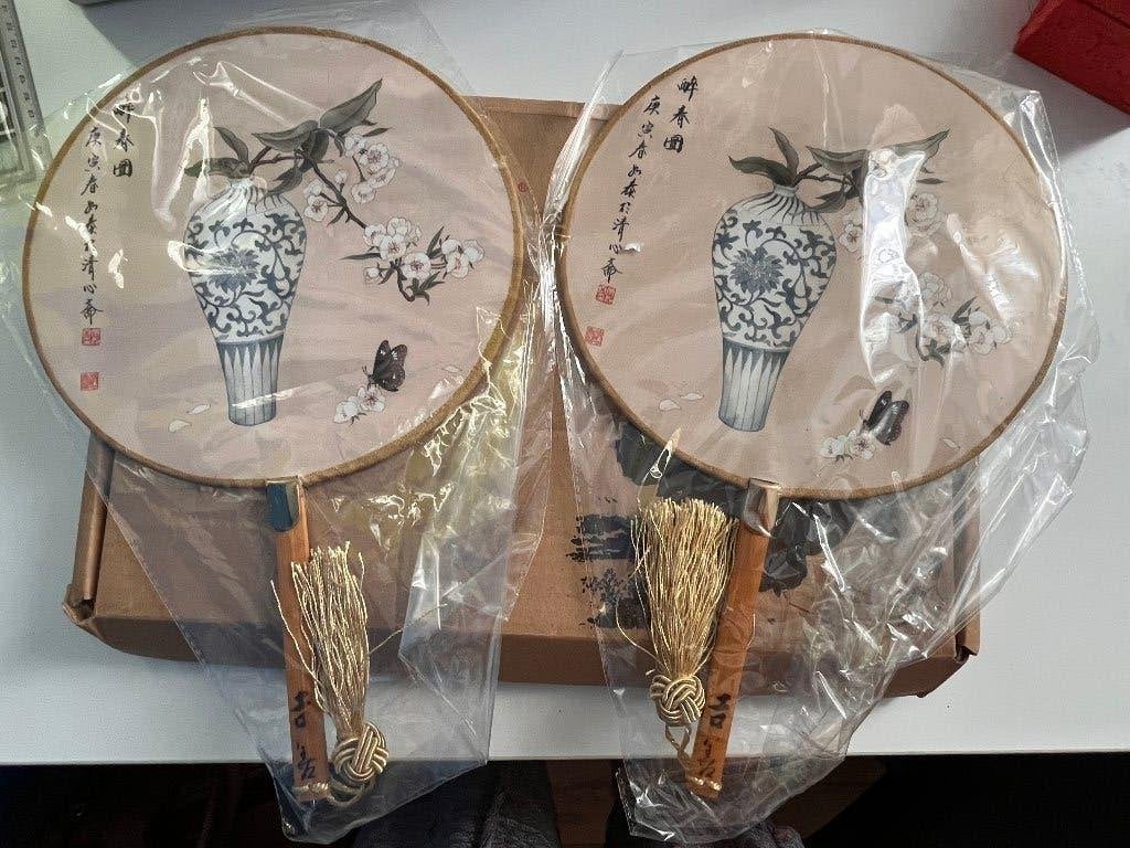 Set van 2 Chinese ronde waaiers met kwasten – nieuw in doos, Oosters, Meerkleurig, Papier/karton, Ophalen of Verzenden