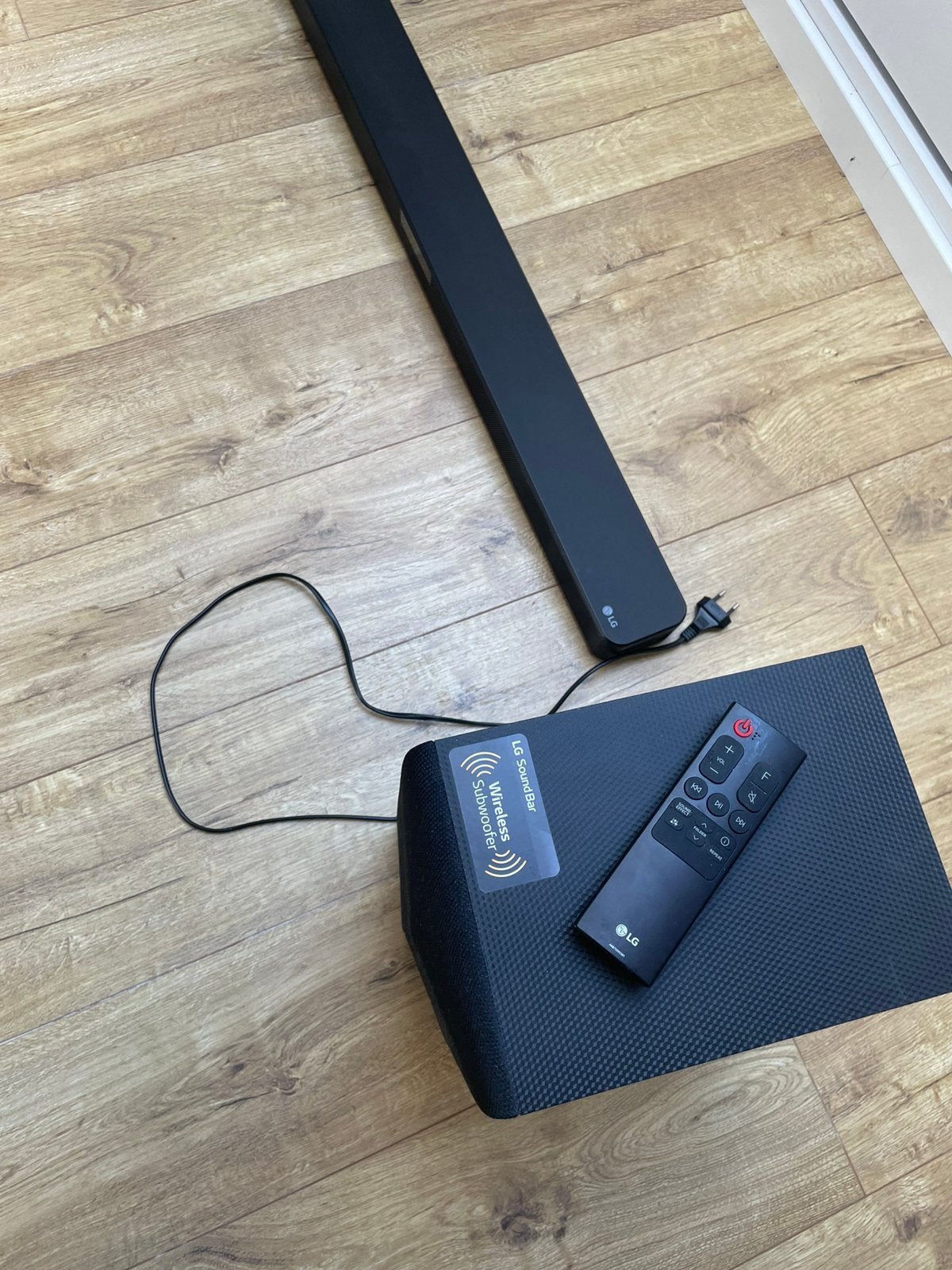 LG barre de son avec caisson de basse, TV, Hi-fi & Vidéo, Enlèvement, Comme neuf