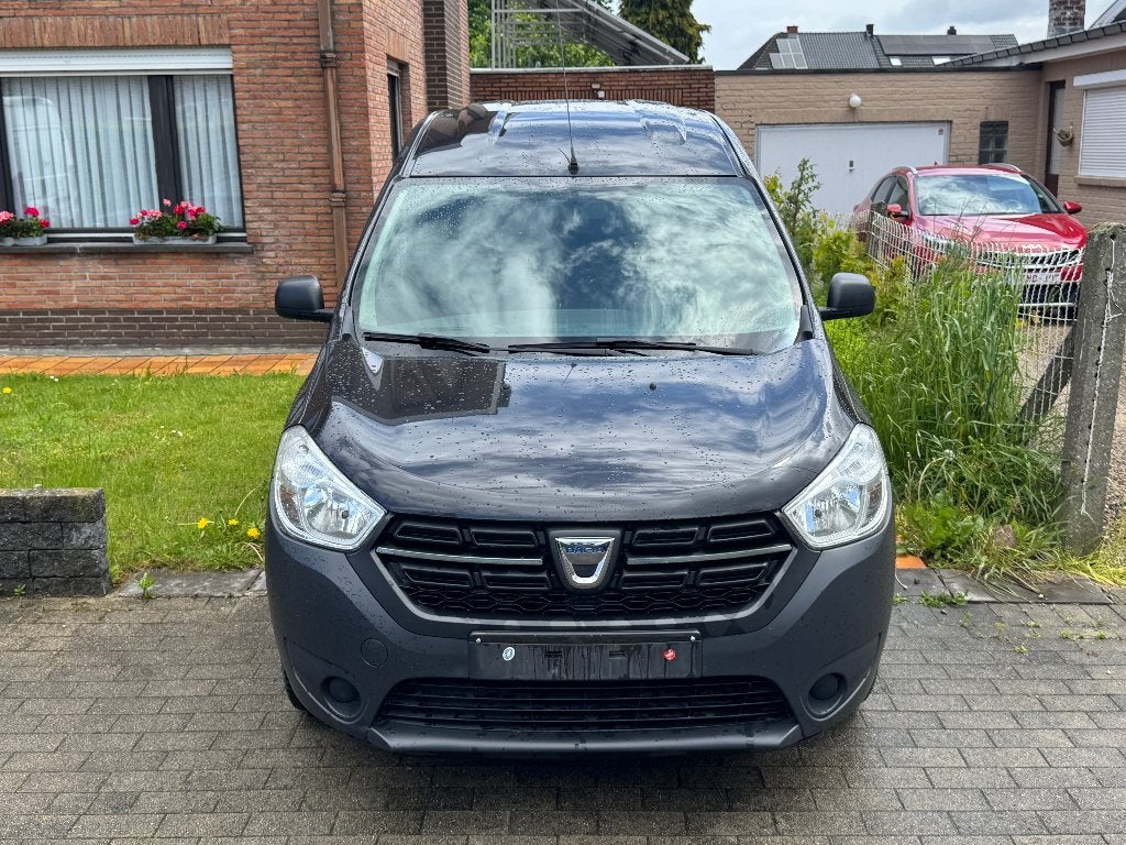 Dacia Dokker 1.6i / 137.000km / Benzine / Euro 6b, Auto's, Dacia, Voorwielaandrijving, 140 g/km, Zwart, 4 cilinders