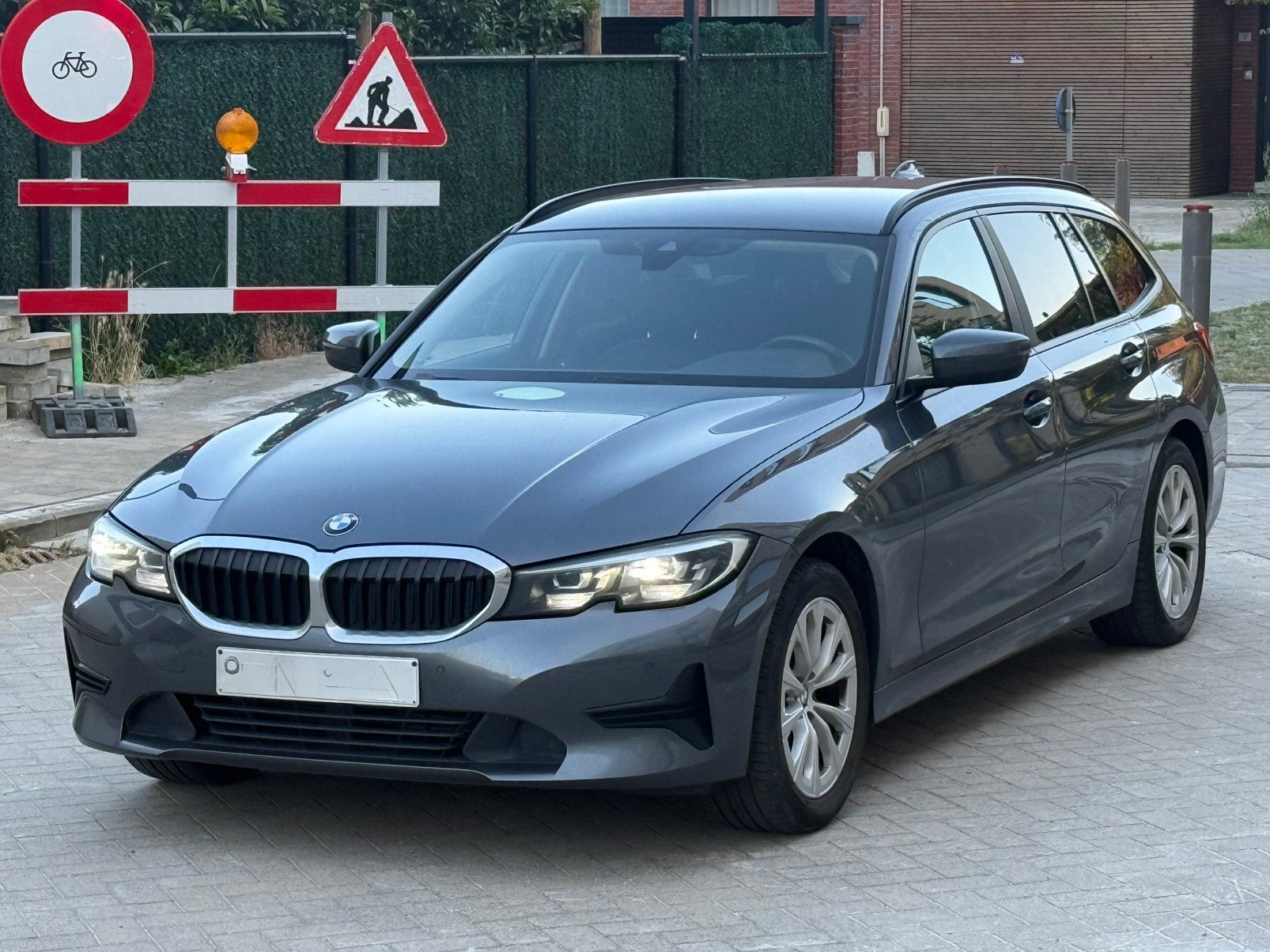 BMW 318dA 2020 | GEKEURD | BTW, Autos, Cuir, Argent ou Gris, Entretenue par le concessionnaire, Noir