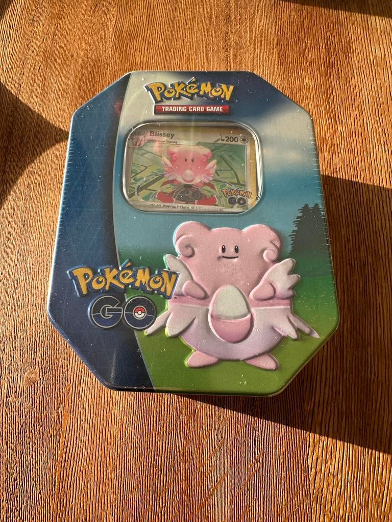 Te koop: Sealed Pokémon GO Tin (nieuw, ongeopend), Ophalen, Zo goed als nieuw, Booster