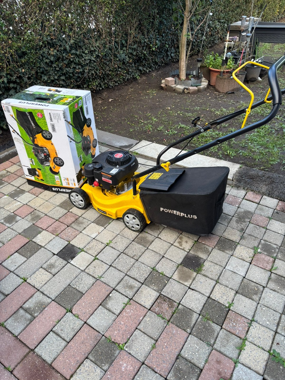 Powerplus grasmaaier, Ophalen, Zo goed als nieuw, 30 t/m 39 cm, Benzine-grasmaaier