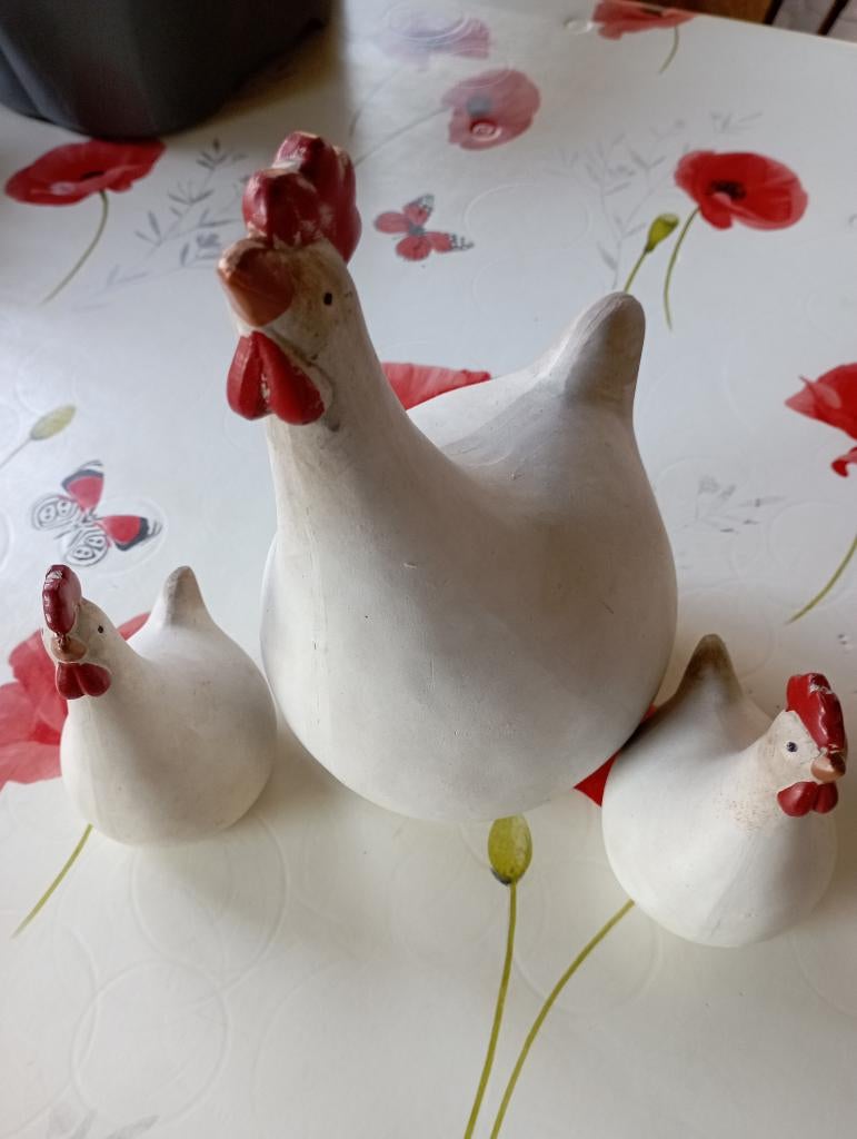 Maman poule et deux petites poulettes en terre cuite, Ophalen