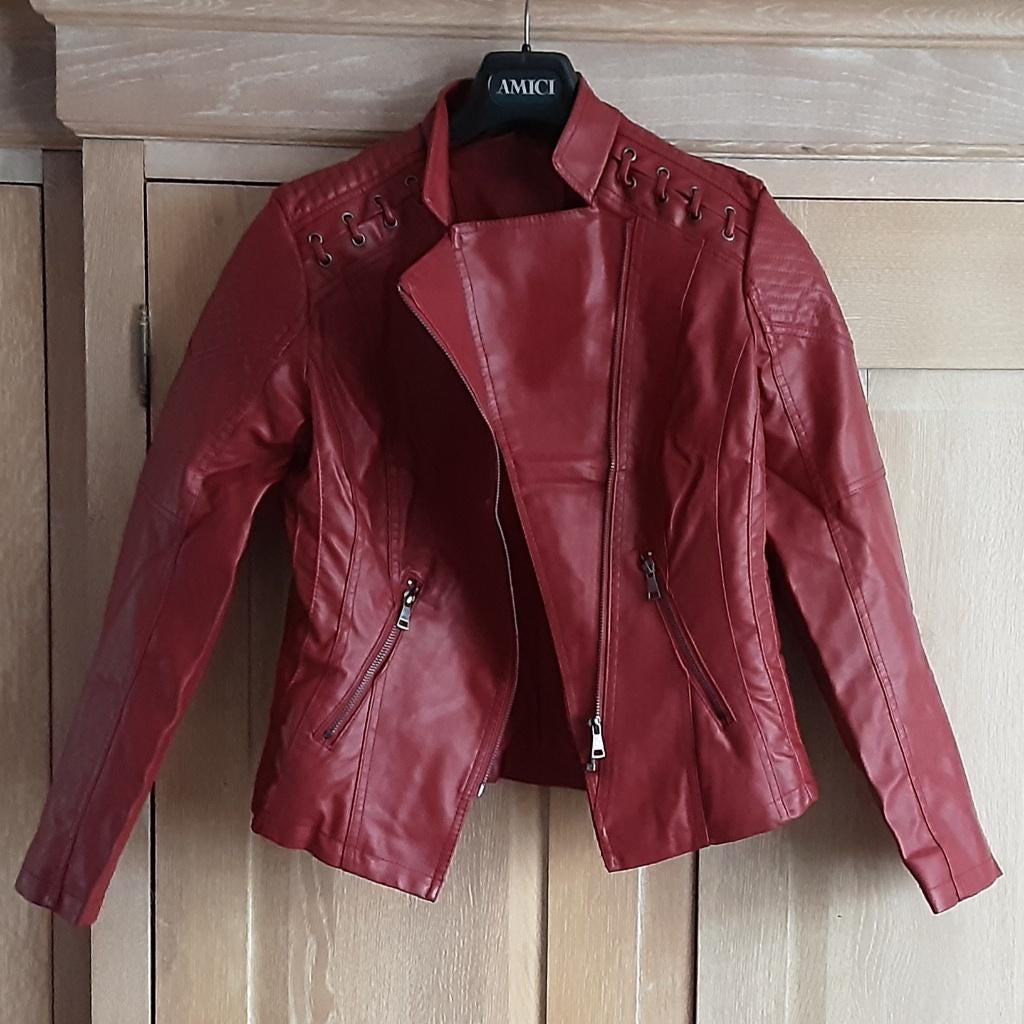 SPLINTERNIEUW mooie bordeaux lederlook jas S/M, Kleding | Dames, Jassen | Zomer, Nieuw, Maat 38/40 (M), Ophalen of Verzenden