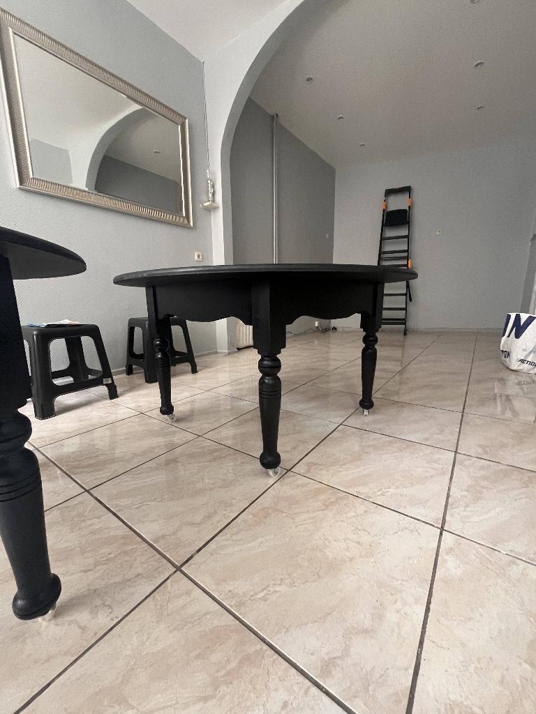 2 tables rondes en bois peintes en noir, 100 à 150 cm, Rond, 100 à 150 cm, Enlèvement