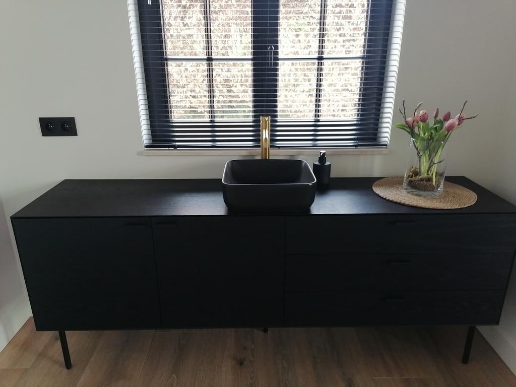 Moderne badkamerkast in zwarte eik op metalen poten., Huis en Inrichting, Badkamer | Badtextiel en Accessoires, Ophalen