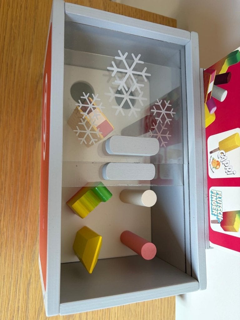 Ijskraam met ijsjes (compleet) - houten speelgoed (TANNER), Kinderen en Baby's, Ophalen, Zo goed als nieuw, Meubelstuk of Keukentje