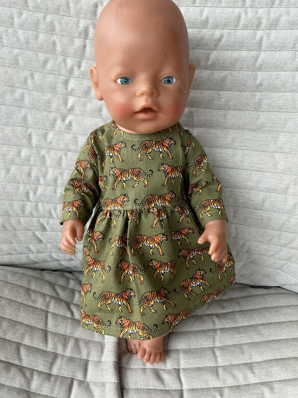 171. Babyborn : Nieuw groen jurkje met tijgers, Ophalen of Verzenden, Nieuw, Babypop