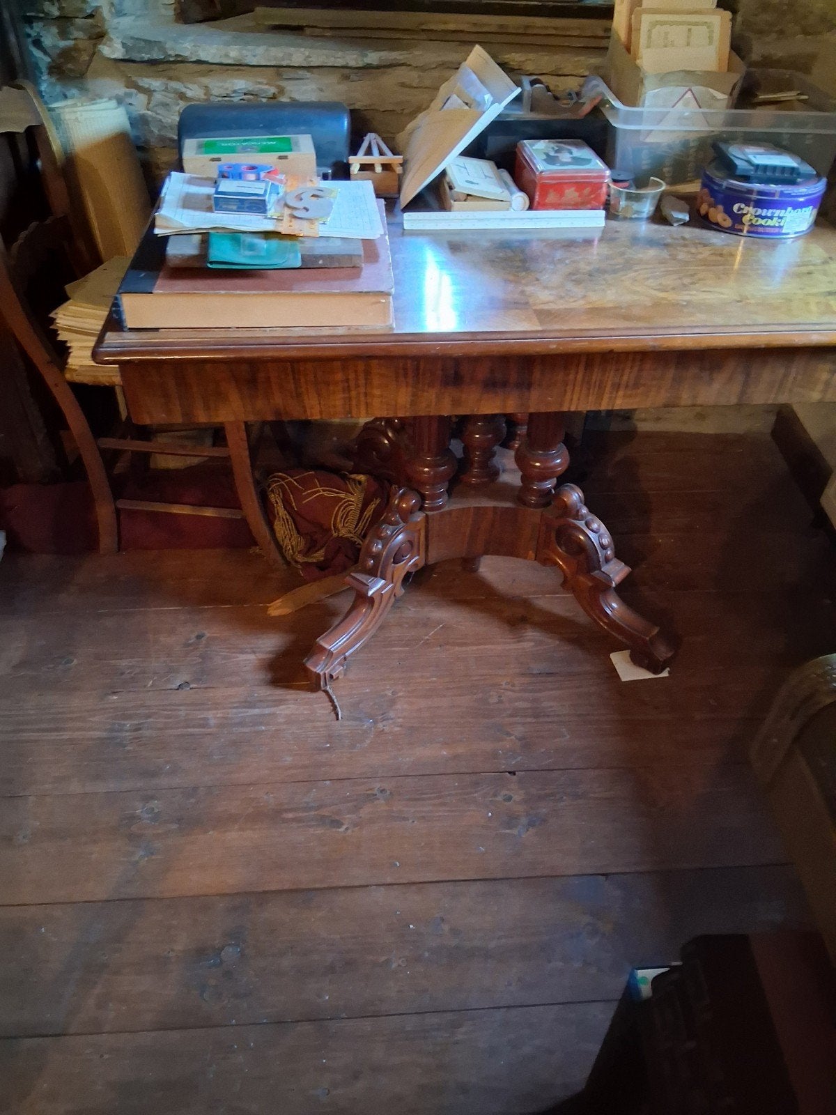 Table à rallonge en loupe de bois massif et acajou