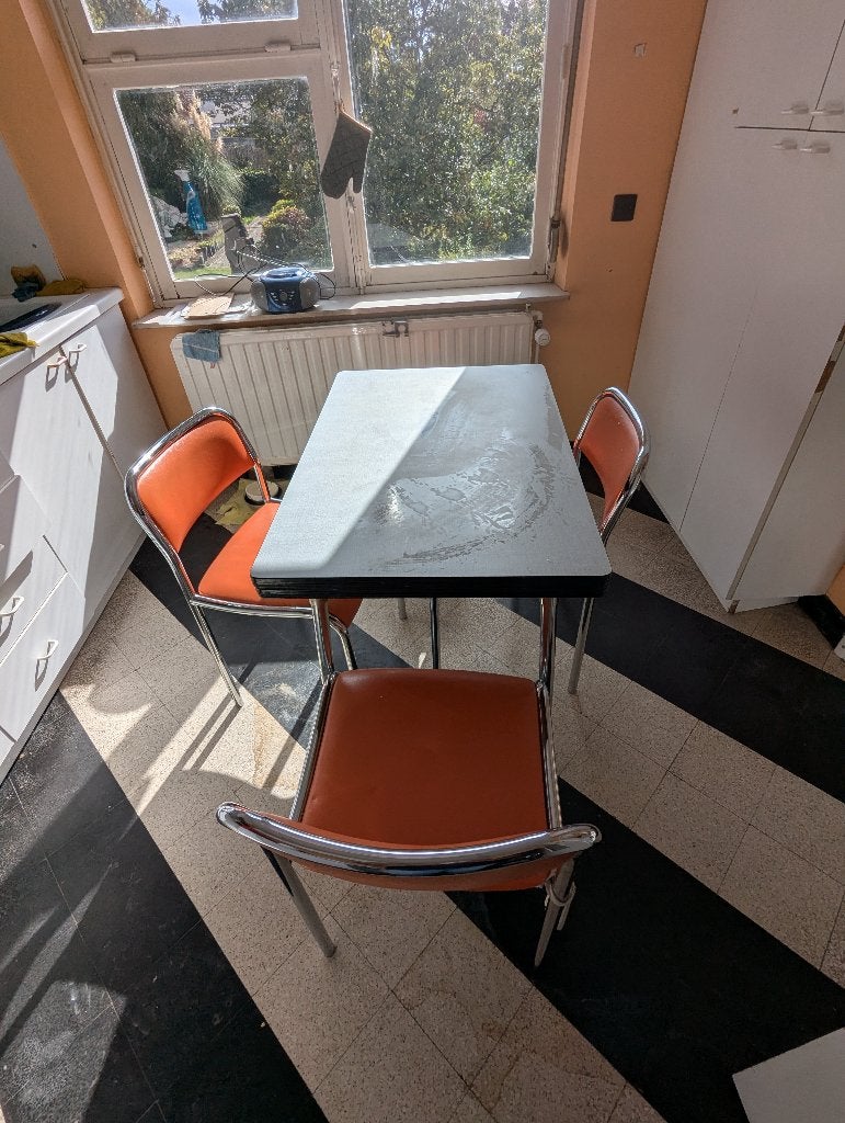 Table de cuisine en formica + 3 chaises et 1 tabouret orange, Maison & Meubles, 150 à 200 cm, Enlèvement, Utilisé, 100 à 150 cm