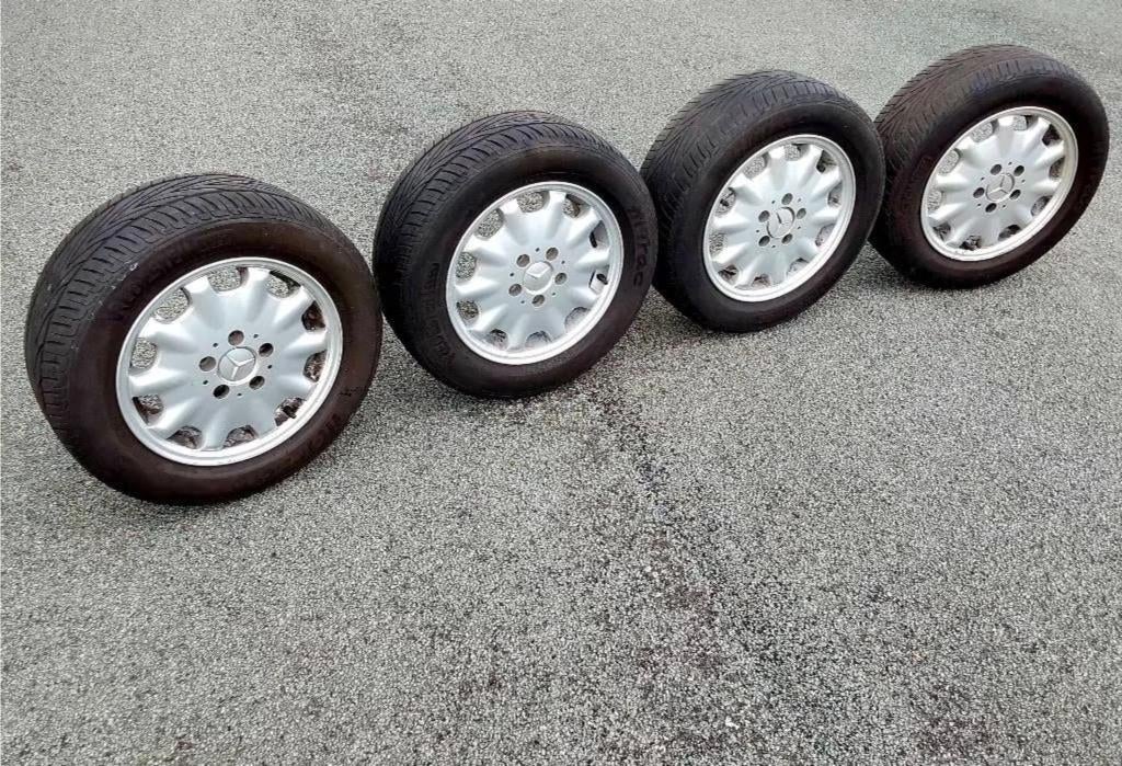 Pneus été 205/60-15 sur jantes alu originales Mercedes, Autos : Pièces & Accessoires, Pneus & Jantes, 15 pouces, Pneus et Jantes