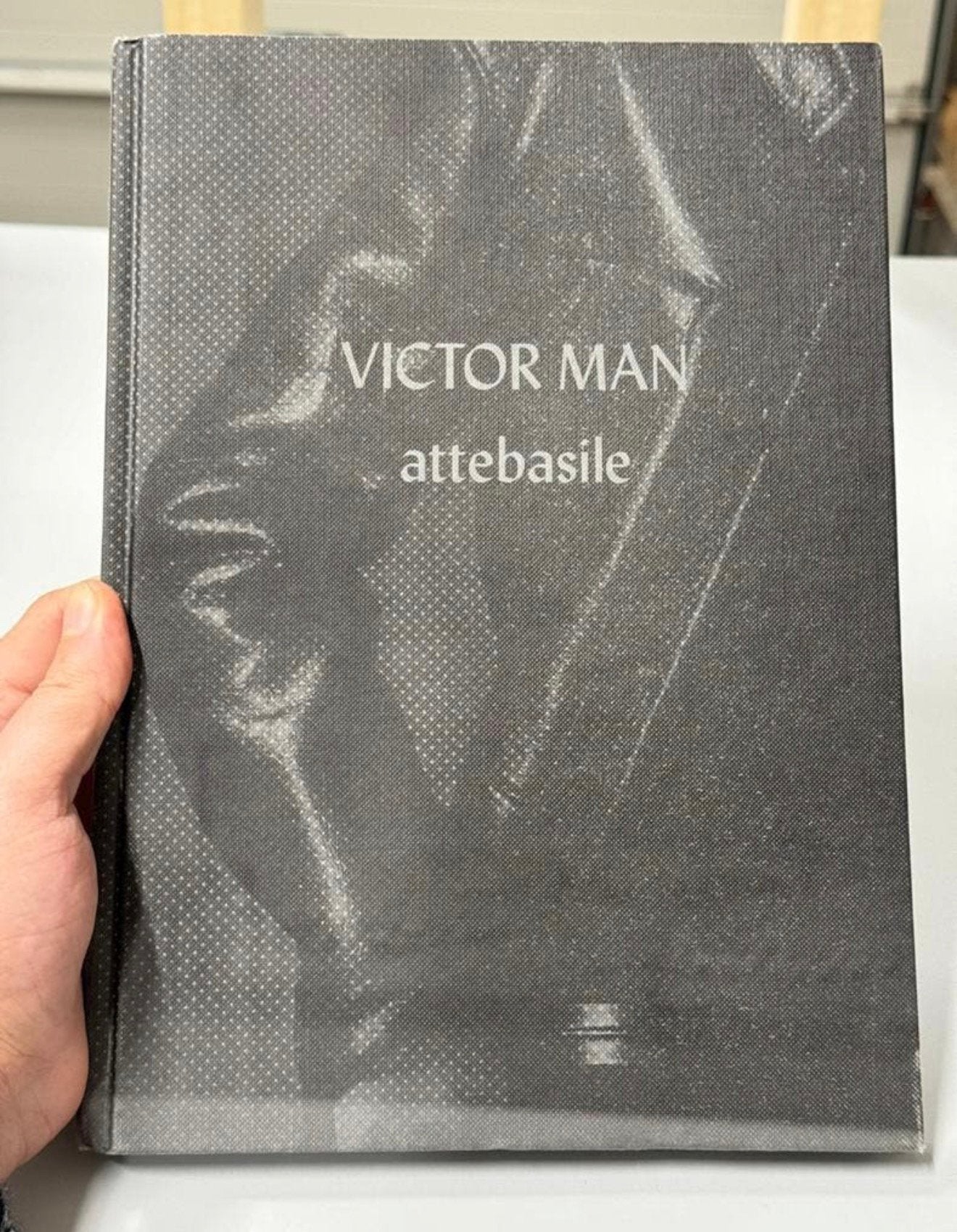 Livre d'art Victor Man Attebasile, expositions hard rigide, Enlèvement ou Envoi, Neuf