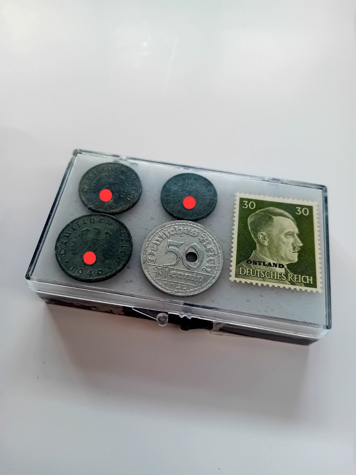 Ensemble de 4 pièces WW2 + tampon Hitler dans une boîte, Timbres & Monnaies, Billets de banque | Europe | Billets non-euro, Enlèvement ou Envoi