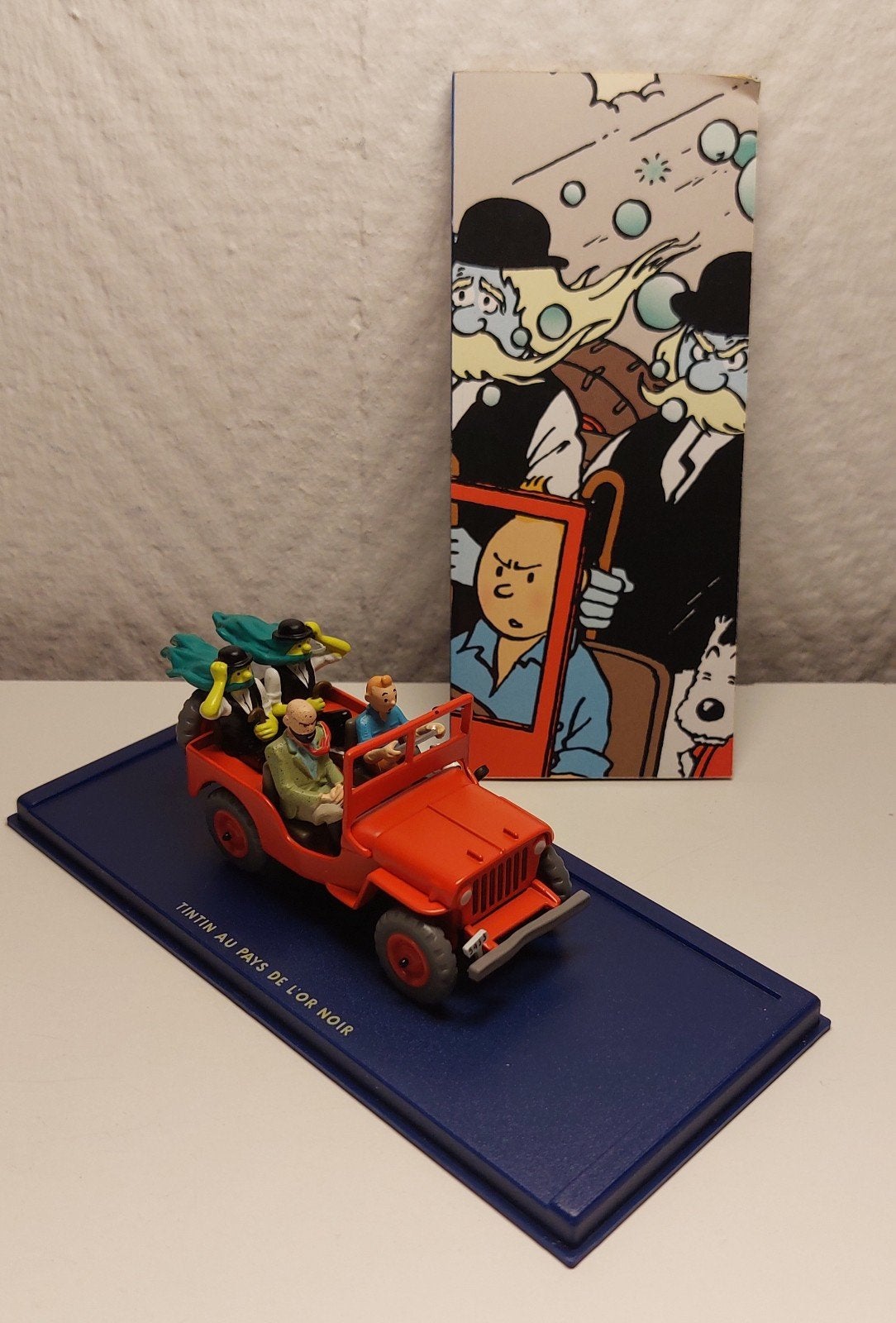 Voiture TINTIN Atlas 1/43 'Jeep rouge sur la couverture des, Enlèvement ou Envoi, Tintin, Comme neuf, Statue ou Figurine