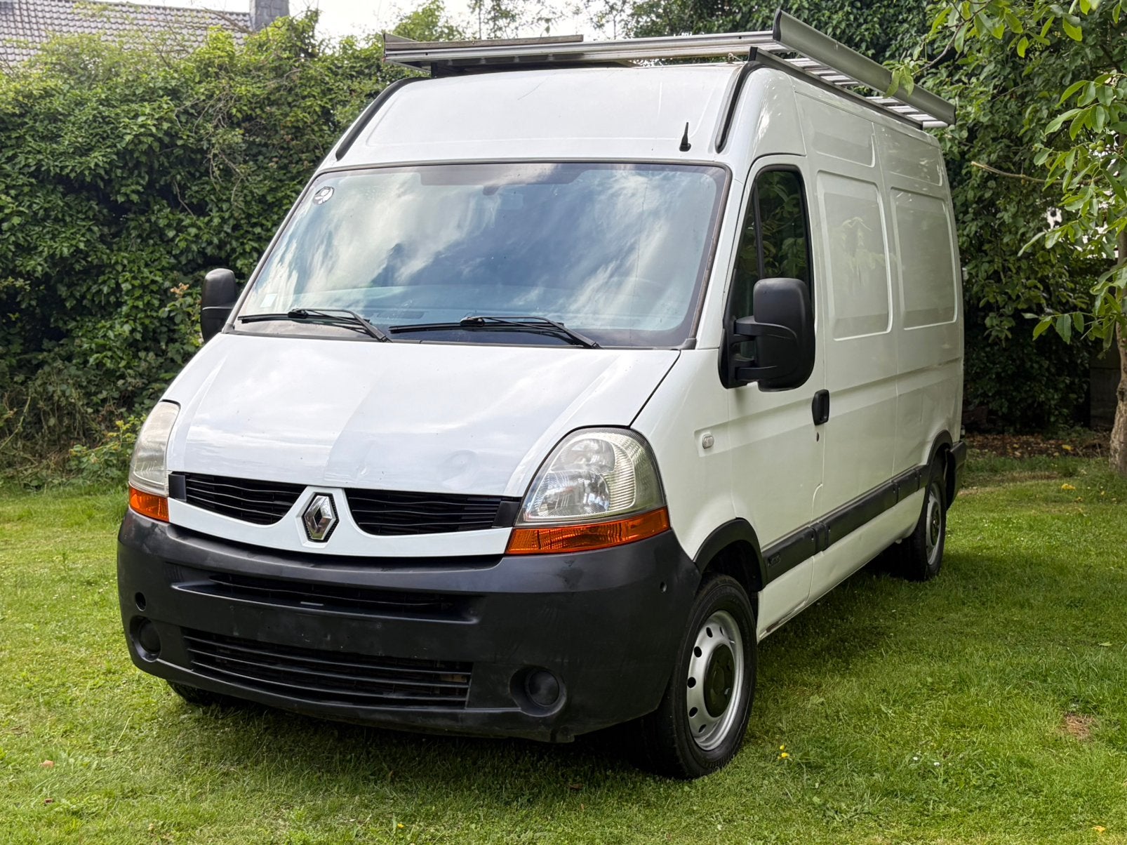 Renault Master 2.5 DCI Buscamper 2009 – Airco – Gekeurd, Caravanes & Camping, Boîte manuelle, Diesel, Échelle, Particulier