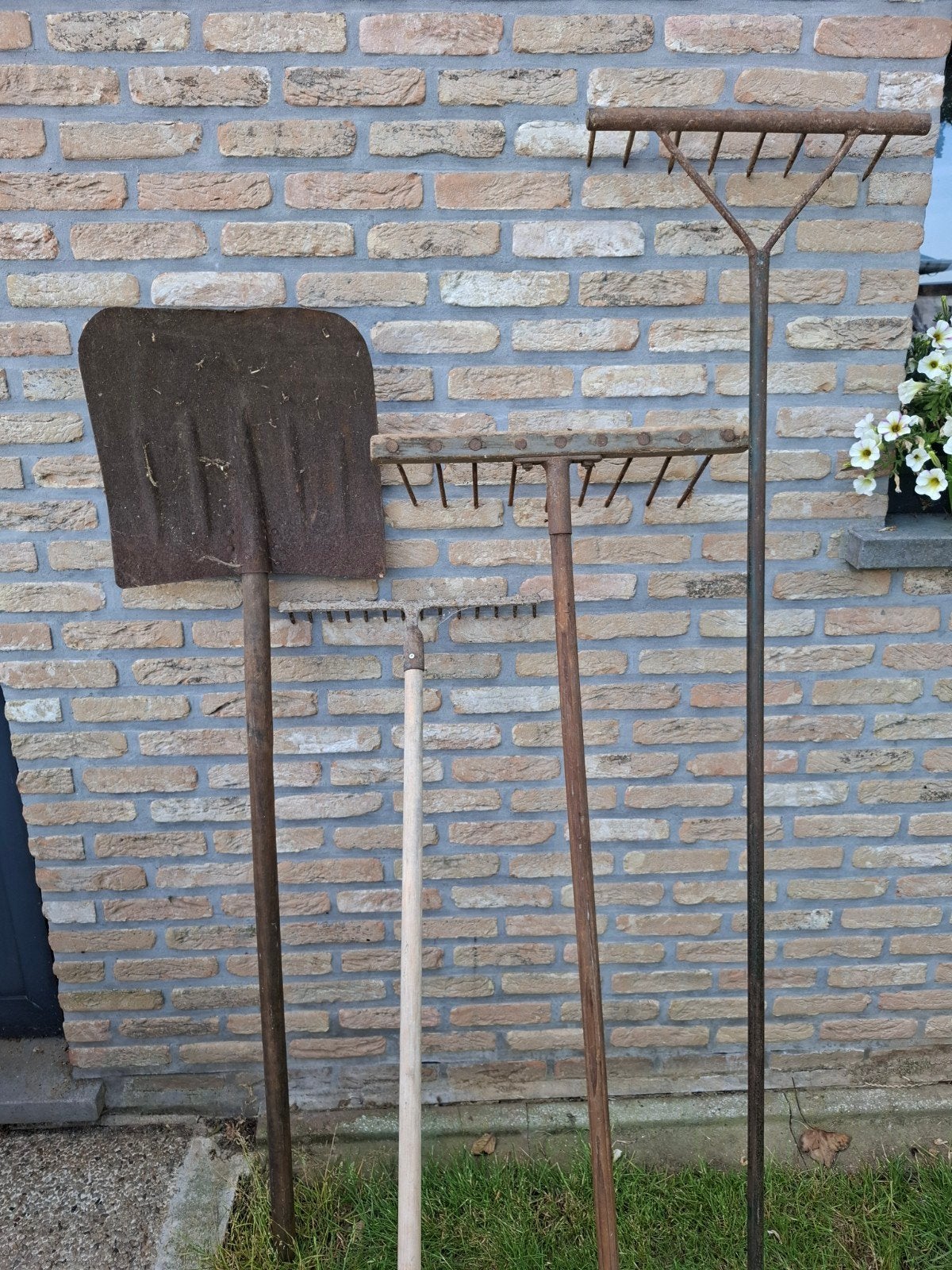 Divers tuingereedschap, Ophalen