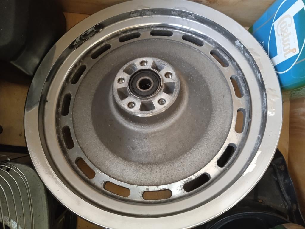 Achterwiel cosmetisch slecht+ pulley en kompleet luchtfilter, Motoren, Ophalen