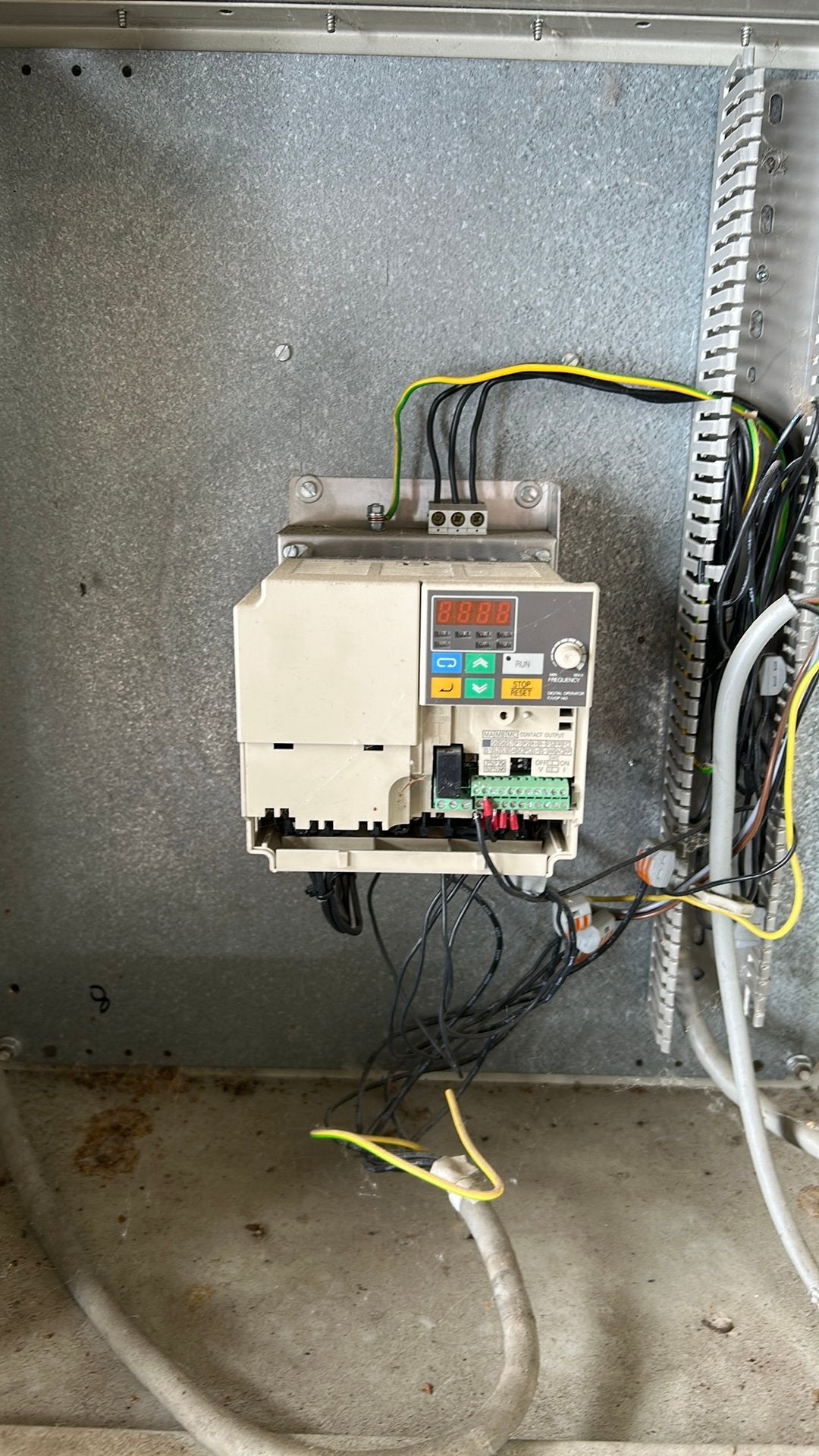 frequentieregelaar omron 3g3mv-a4030 in el kast, Doe-het-zelf en Bouw, Elektriciteit en Kabels, Ophalen, Zo goed als nieuw