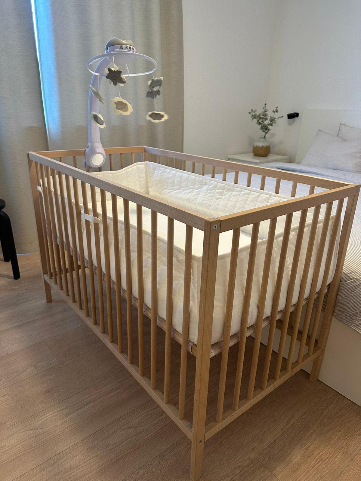 Babybed IKEA Sniglar - hout, Kinderen en Baby's, Ophalen, Zo goed als nieuw