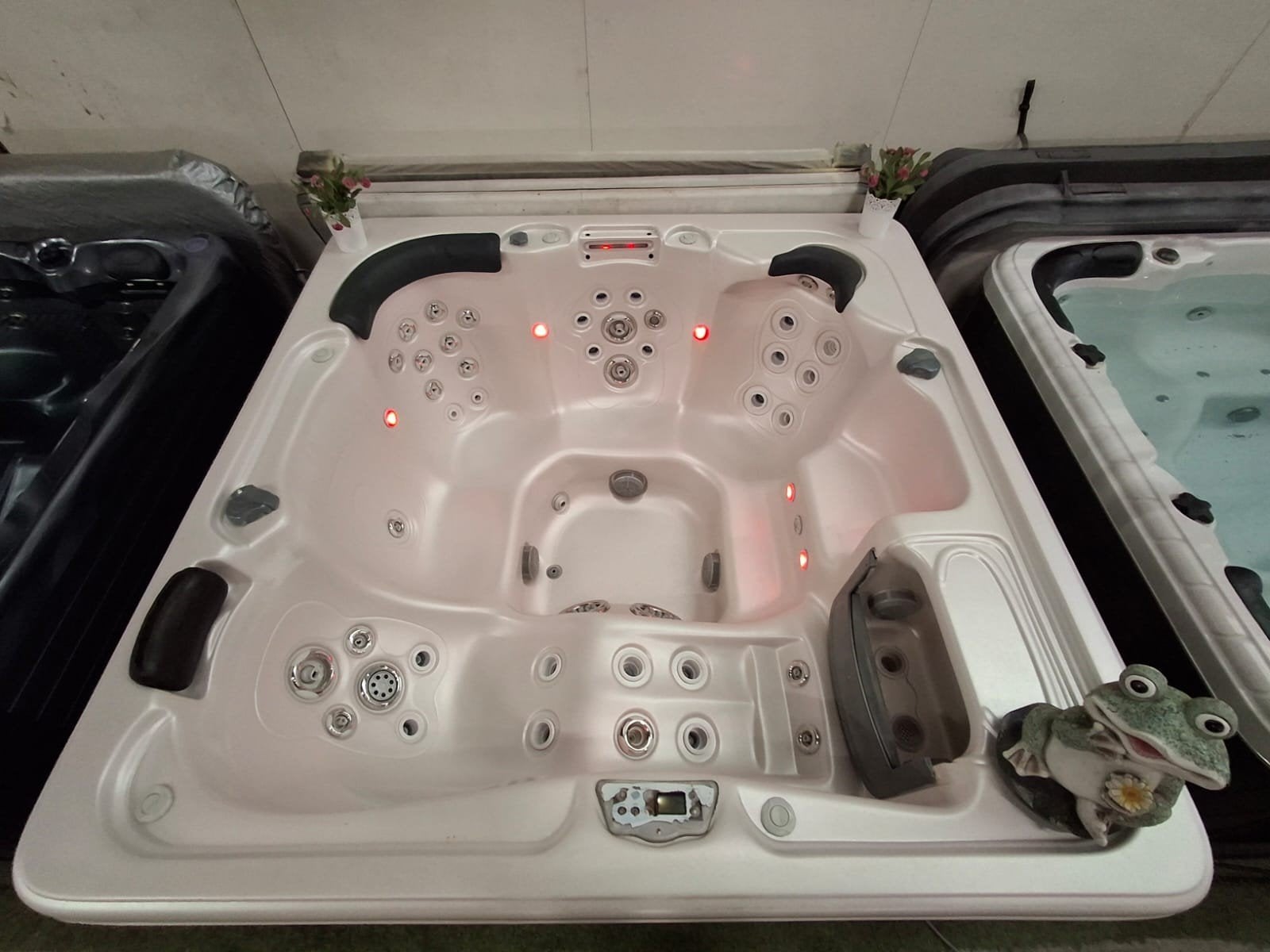 ONWIJS VEEL MASSAGE JETS ‼️5 persoons island spa zeer luxe, Tuin en Terras, Bubbelbaden en Hottubs, Pomp, Ophalen of Verzenden