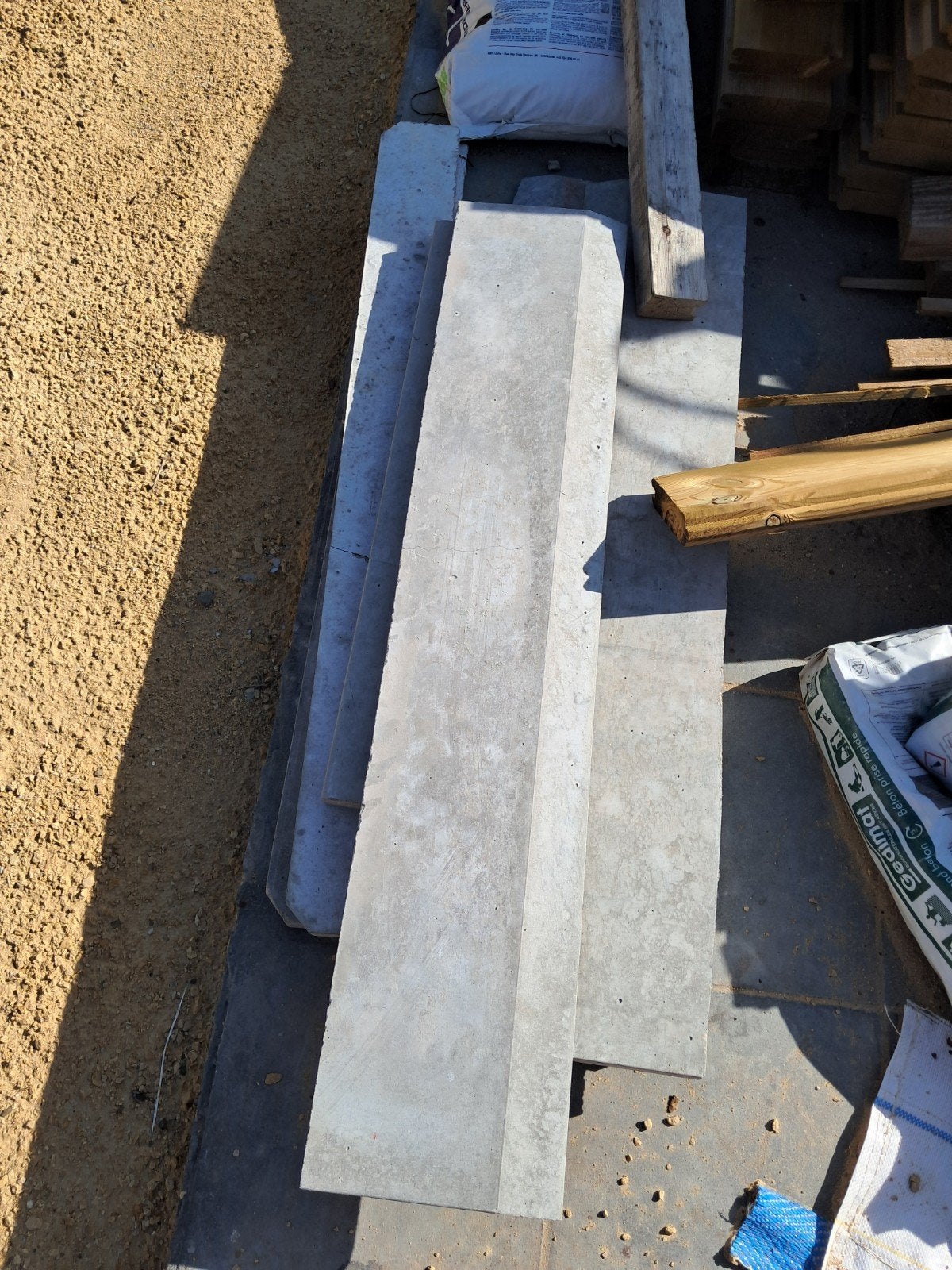 4 nieuwe betonpalen, Enlèvement