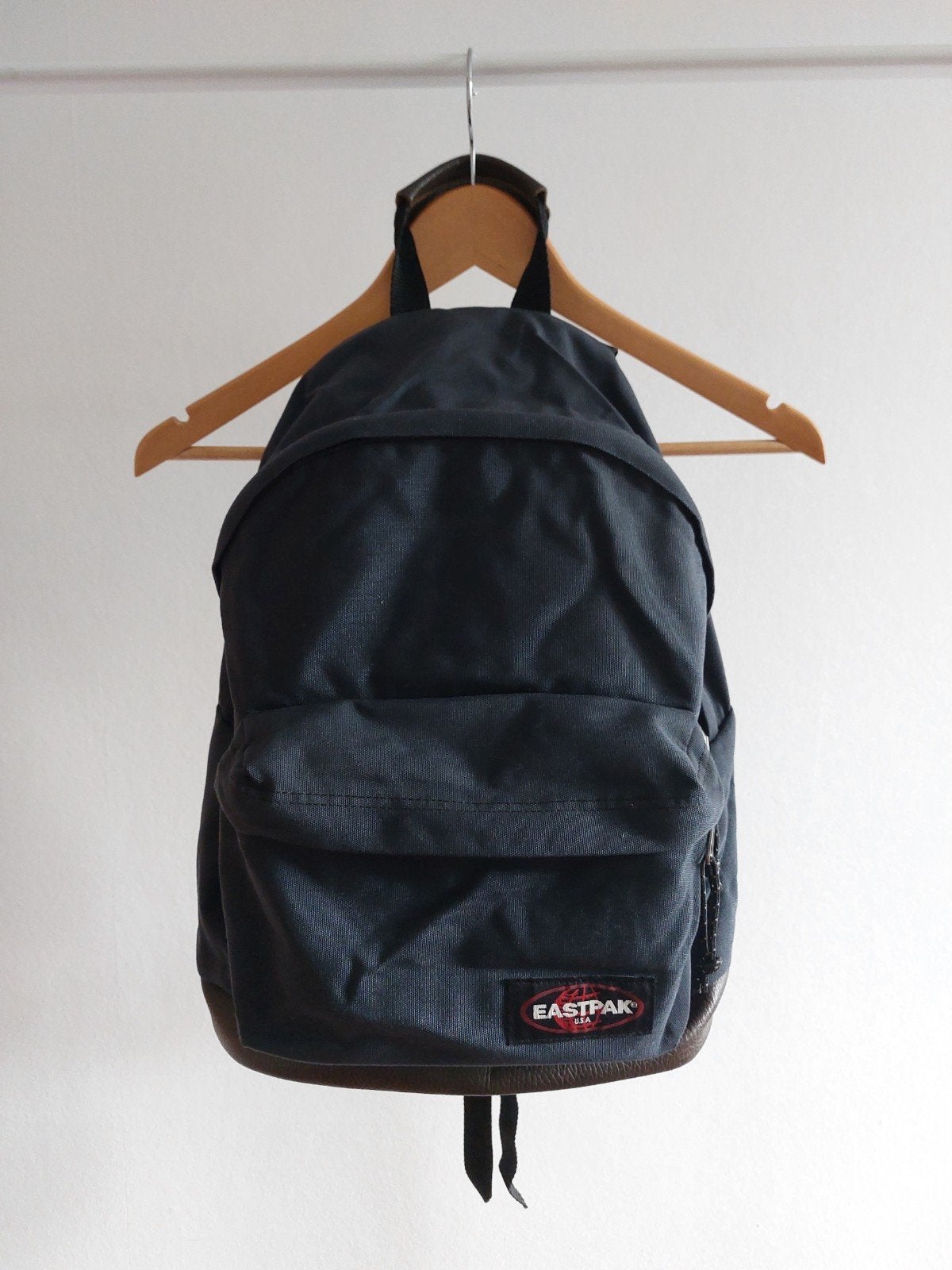 Blauwe Eastpak rugzak 24L met leer, Bijoux, Sacs & Beauté, Sacs | Sacs à dos, Enlèvement ou Envoi, Utilisé, Eastpak, Étanche