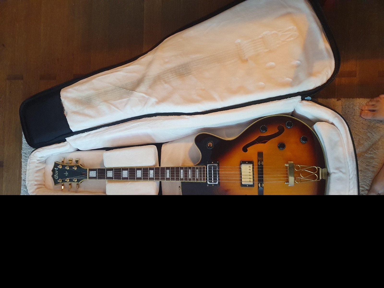 Cort Yorktown, CORÉE, 2003, Enlèvement, Epiphone