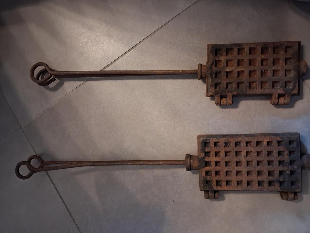 2 oude wafelijzers, Enlèvement