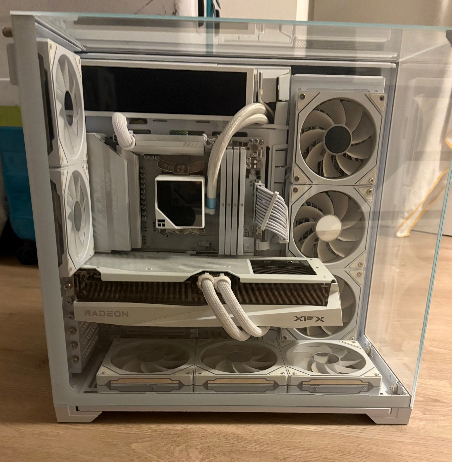 PC-gamer volledig wit — Ryzen 7 9700X/RX 9070 XT, Ophalen, 32 GB, Zo goed als nieuw, Gaming