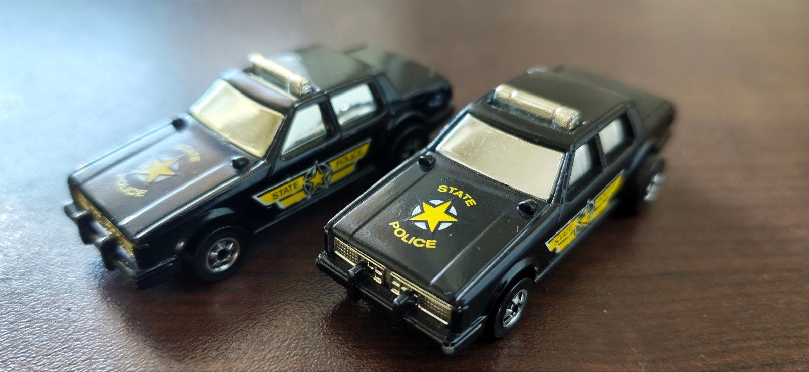 Deux fois la police d'État Hot Wheels Flip Out 1986 — ÇA FON, Enlèvement ou Envoi, Comme neuf, Voiture, Autres marques