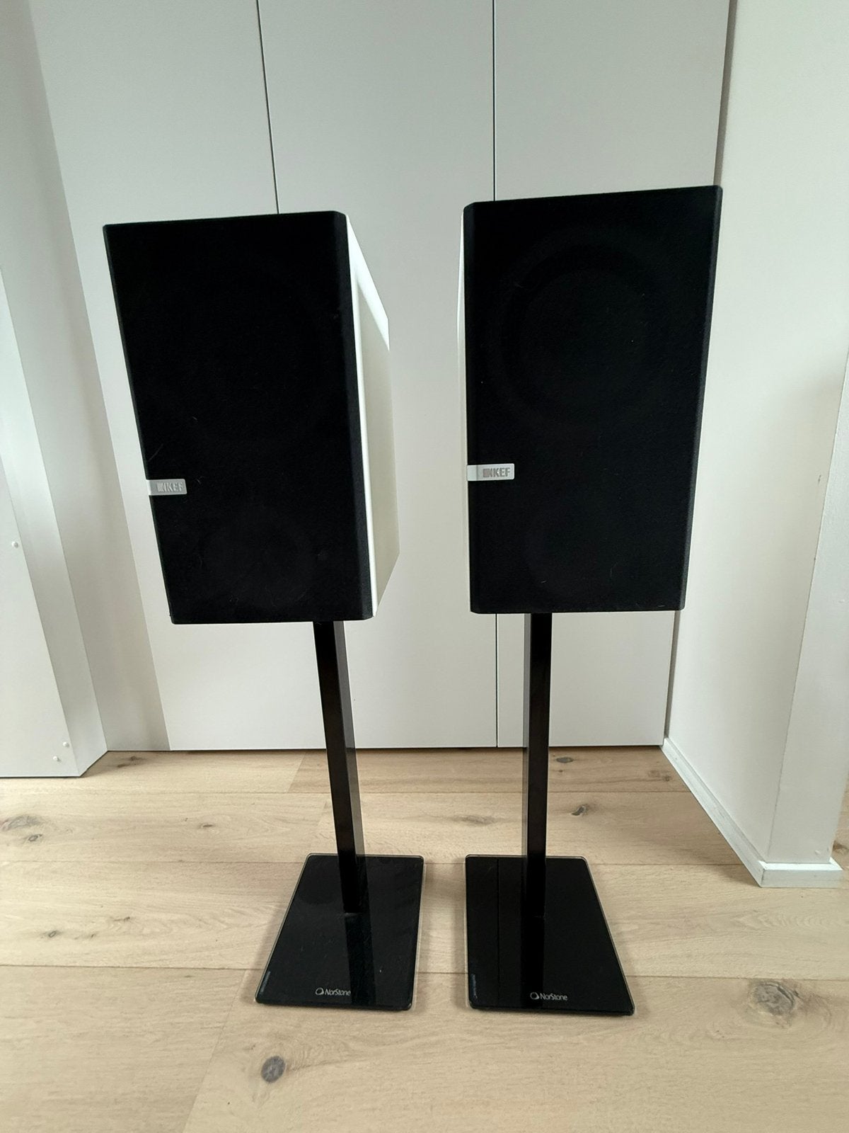 Enceintes bibliothèques KEF Q300 + Pieds NorStone, Enlèvement, Comme neuf, KEF