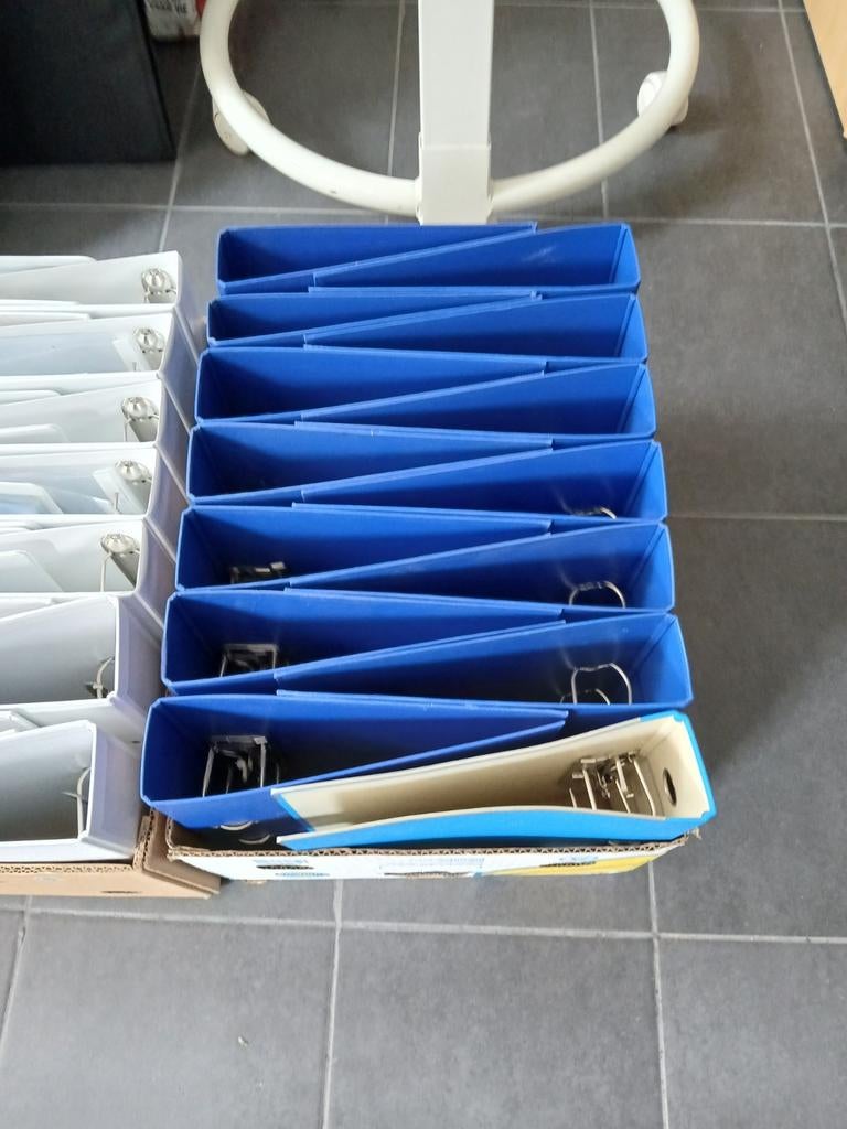 55 kaften/classeurs (verschillende kleuren, zie foto's), Enlèvement