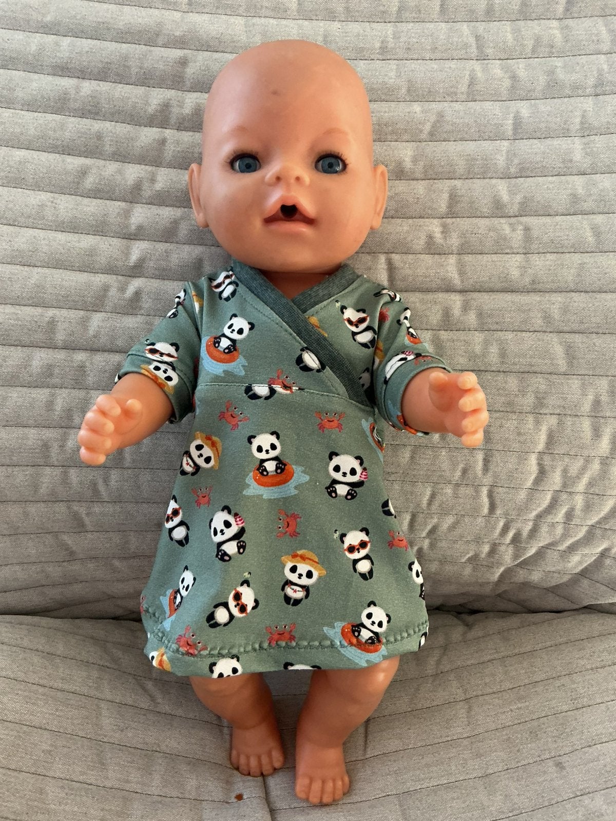 159. Babyborn : Nieuw groen jurkje met pandaberen, Ophalen of Verzenden, Nieuw, Babypop