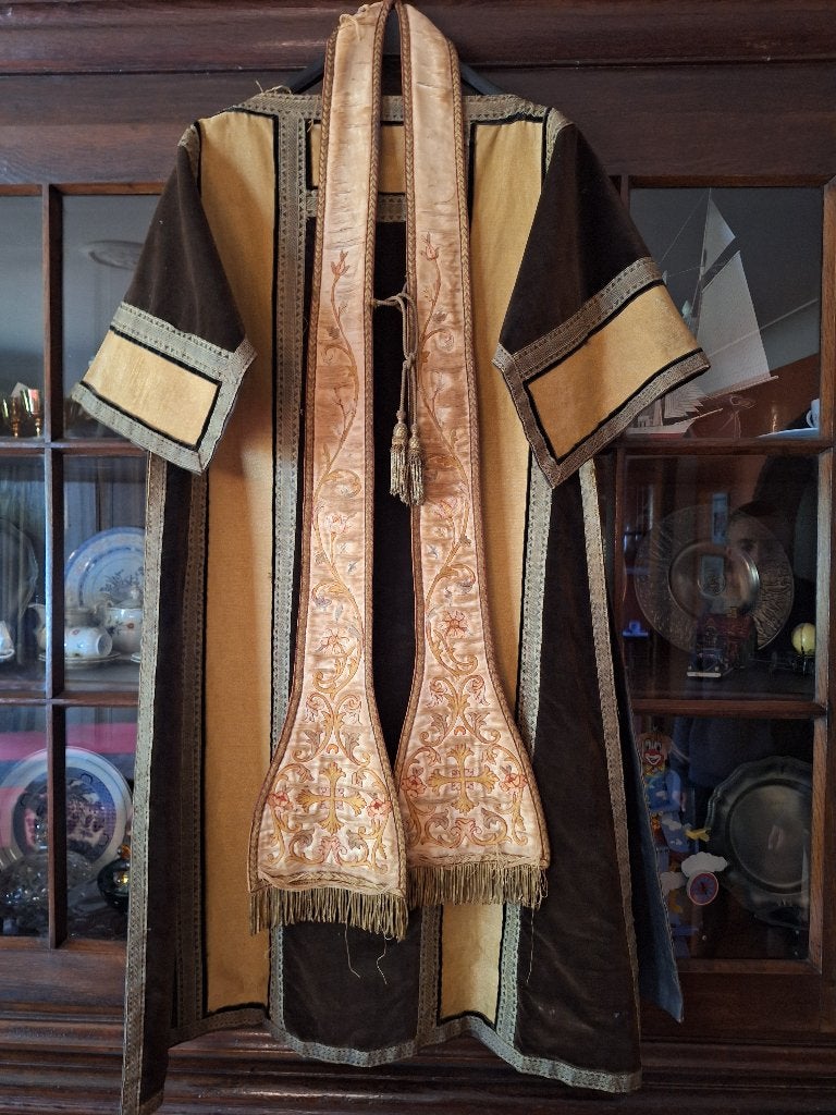 Antiek liturgisch gewaad met geborduurde stola, Ophalen of Verzenden