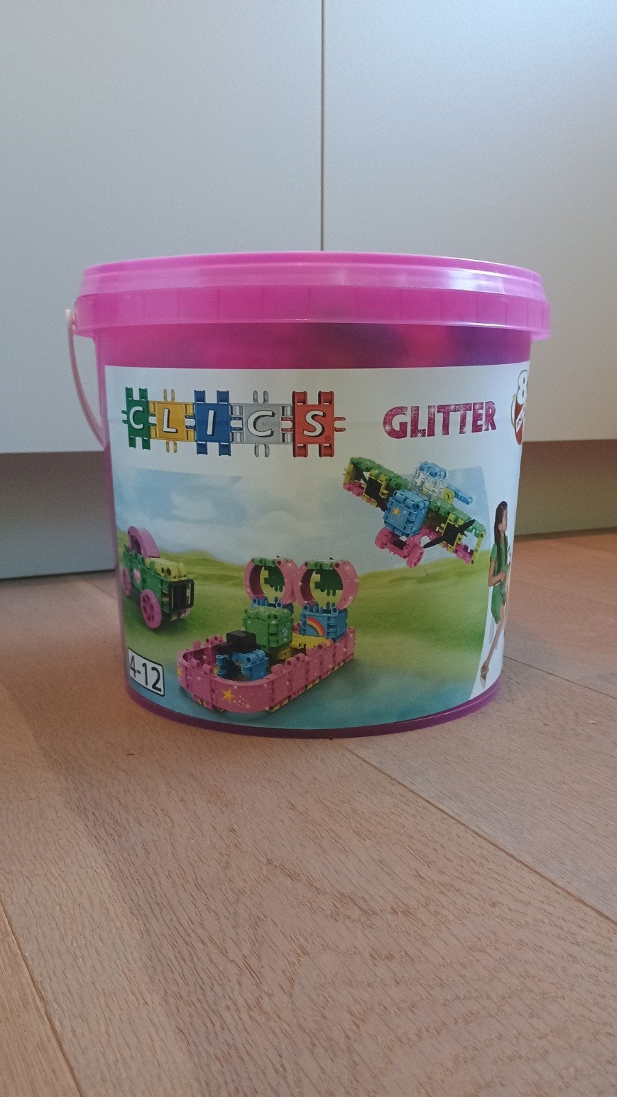Emmer met glitter clics, Enlèvement