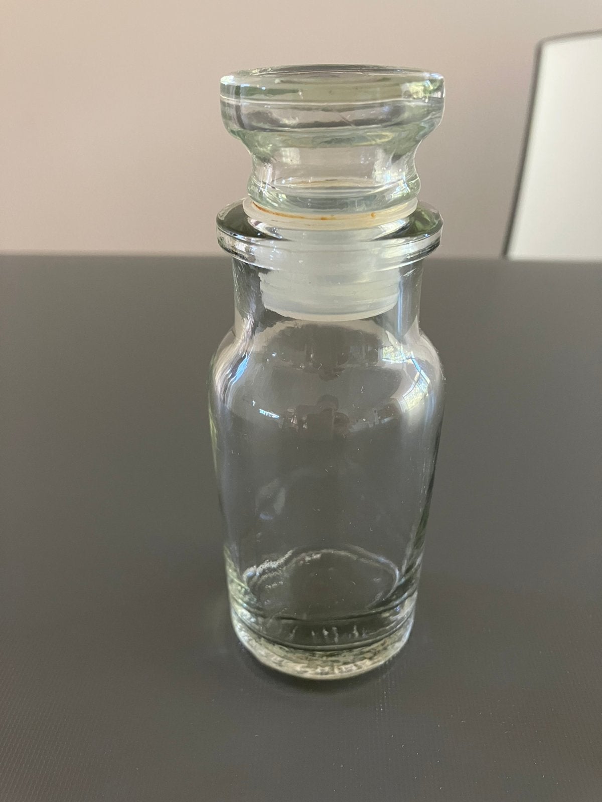 Glazen (parfum)flesje met glazen dop., Ophalen of Verzenden, Zo goed als nieuw