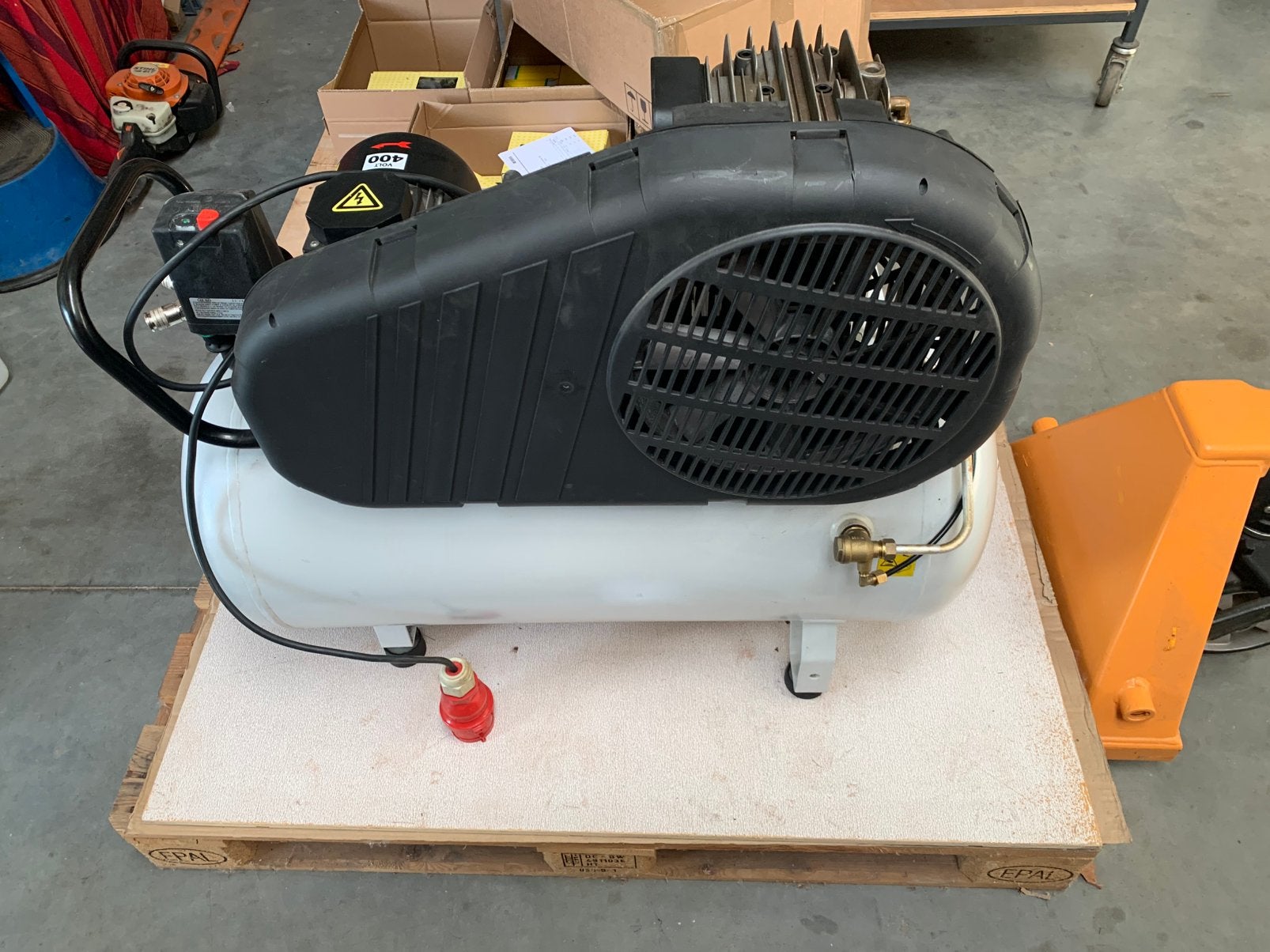 Compressor shamal sb28/100, Doe-het-zelf en Bouw, Ophalen, 10 bar of meer, 400 tot 800 liter/min, Zo goed als nieuw