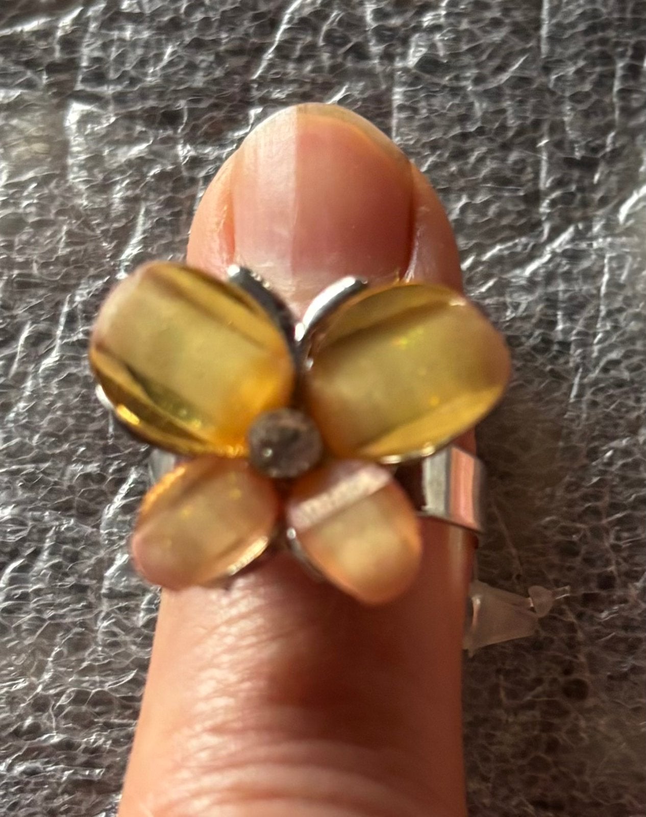 Bague papillon ajustable, jamais portée., Enlèvement ou Envoi, Neuf, Jaune, Femme