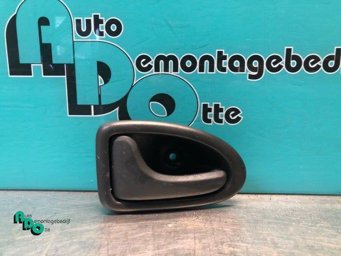 Poignée portière arrière camionnette d'un Opel Vivaro (Vi, -, Opel, 3 mois de garantie, Utilisé