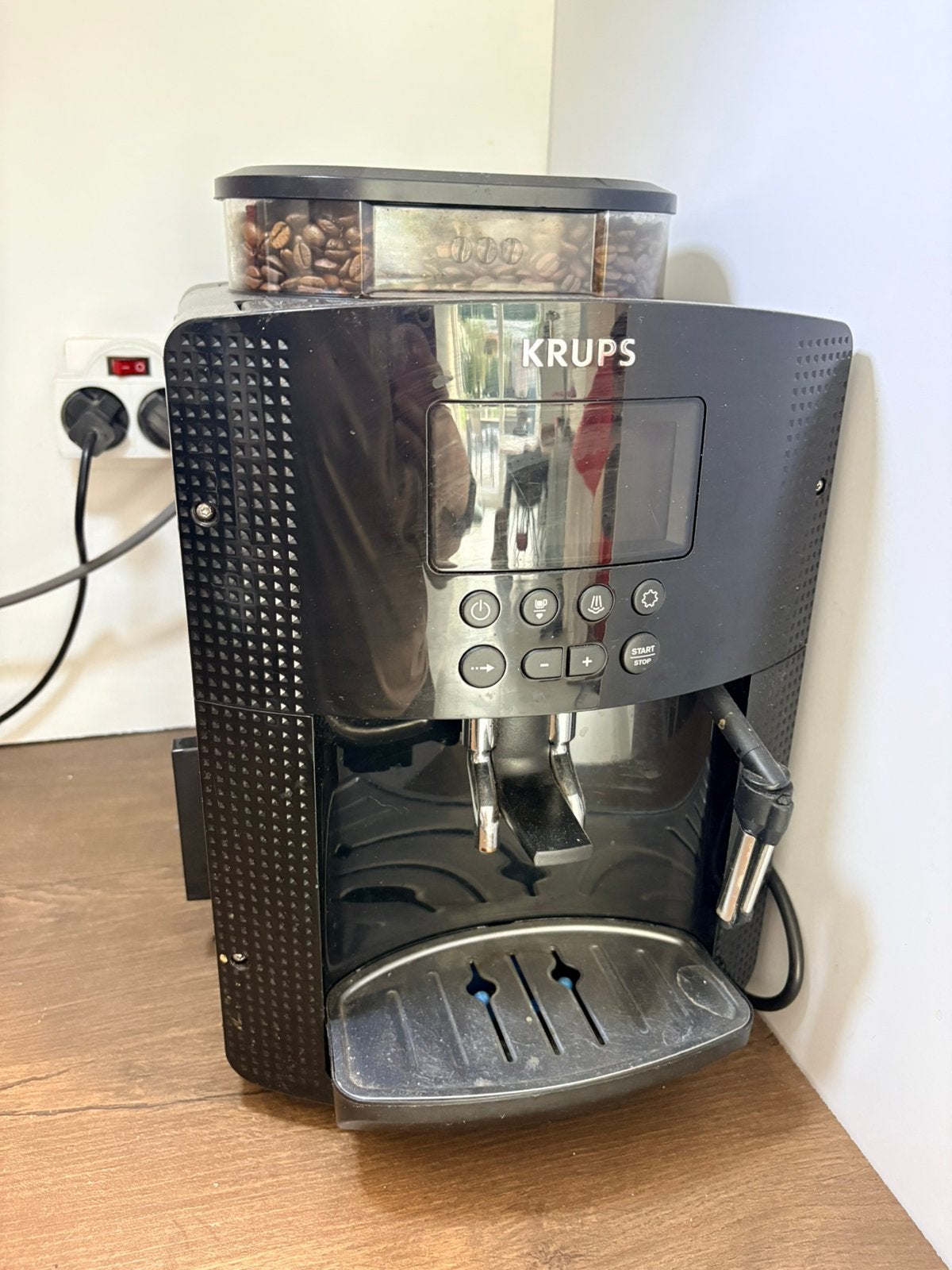KRUPS volautomatische koffiemachine met verse bonen, Elektronische apparatuur, Gebruikt, Koffiemachine, 2 tot 4 kopjes, Gemalen koffie